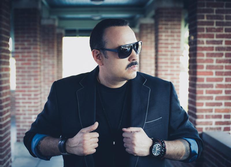 Pepe Aguilar será el encargado de interpretar este sábado el Himno Nacional Mexicano previo a la pelea entre Saúl "El Canelo" Alvarez vs Julio Cesar Chavez Jr., la cual se llevará a cabo en la T-Mobile Arena de la Ciudad de Las Vegas. Hay que mencionar que esta no es la primera ocasión que Pepe Aguilar es el encargado de cantar el Himno en un evento deportivo, pues tuvo ese honor en el Estadio Azteca en un partido de eliminatoria de la Selección Mexicana; además de que en marzo del 2014 lo hizo para la pelea de "El Canelo" vs Angulo ; mientras que su hijo Leonardo fue el encargado de entonarlo en septiembre pasado para la pelea de Saúl Alvarez vs Liam Smith en Dallas, Texas. LA noche del viernes, es decir un día antes a este evento que tanto ha dado de que hablar entre el público y los medios de comunicación, Pepe Aguilar se presentará con su show en la Monumental Plaza de Toros de Aguascalientes, desde donde viajará al día siguiente a Las Vegas para formar parte de un evento que deportivamente quedará para la historia y en el que sin temor a equivocarse Pepe volverá a demostrar ser una de las mejores voces de habla hispana en un evento que se transmitirá a nivel mundial. Por el momento y a la par de su gira 2017, Pepe Aguilar prepara nuevos proyectos que muy pronto se anunciarán.