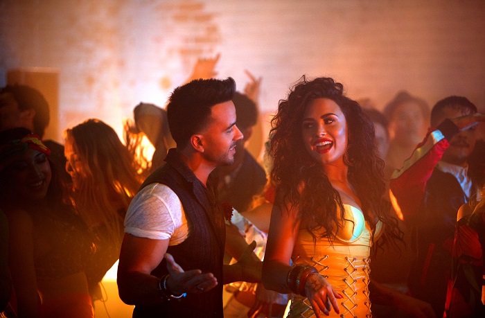 MIAMI, FL. (11 de enero, 2018). - Luis Fonsi, ganador de cinco Latin GRAMMY®, sigue liderando la radio y listas digitales con su nuevo sencillo junto a Demi Lovato: "Échame la culpa" . Desde el estreno de "Échame la culpa" el pasado noviembre, Luis Fonsi ha logrado colocarse en la posición Nº 6 de la lista global de Spotify, siendo la canción Nº 1 en español. Además, el sencillo ha certificado 6 Discos de Platino en Estados Unidos, se encuentra en el Top 10 de la lista global de Shazam y se ha mantenido en el Nº 1 en numerosos países como: España, México, Argentina, Chile, Costa Rica, Guatemala, Perú, Bolivia, entre otros. Así como los primeros lugares en países como Suecia, Francia y Alemania. El video clip de la canción ha alcanzado en ocho (8) semanas más de 500 millones de reproducciones, con lo que nuevamente Luis Fonsi marca un precedente para la música Latina en el mundo. Fonsi , quien es actualmente uno de los Top 4 artistas masculinos con mayor venta digital mundialmente, viajará a la ciudad de Nueva York para ofrecer junto a Daddy Yankee una gran presentación del fenómeno global "Despacito" en la 60 Entrega Anual del GRAMMY®, la cual se llevará a cabo el próximo 28 de enero y será transmitida por la cadena CBS. Ambos artistas se encuentran nominados en tres importantes categorías: "Grabación del Año", "Canción del Año" y "Mejor Interpretación Pop Dúo/Grupo". A partir de febrero, Fonsi continuará recorriendo diferentes países del mundo con su exitoso "Love and Dance World Tour" y participará también en importantes festivales de música como el Festival Viña del Mar en Chile entre otros. (Para ver todas las fechas visita: www.luisfonsi.com ). Como si esto fuera poco, el día de ayer se conoció que Fonsi recibió siete nominaciones a los iHeartRadio Music Awards en las categorías: "Artista Latino del año", "Canción del año", "Mejor Colaboración", "Canción Latina del año", "Mejor Remix", "Mejor Video Musical" y "Mejor Composición". La ceremonia de premios se llevará a cabo el 11 de marzo en el Forum de Los Angeles y será transmitido a las 8pm a través de las cadenas TBS, TNT y TruTV.