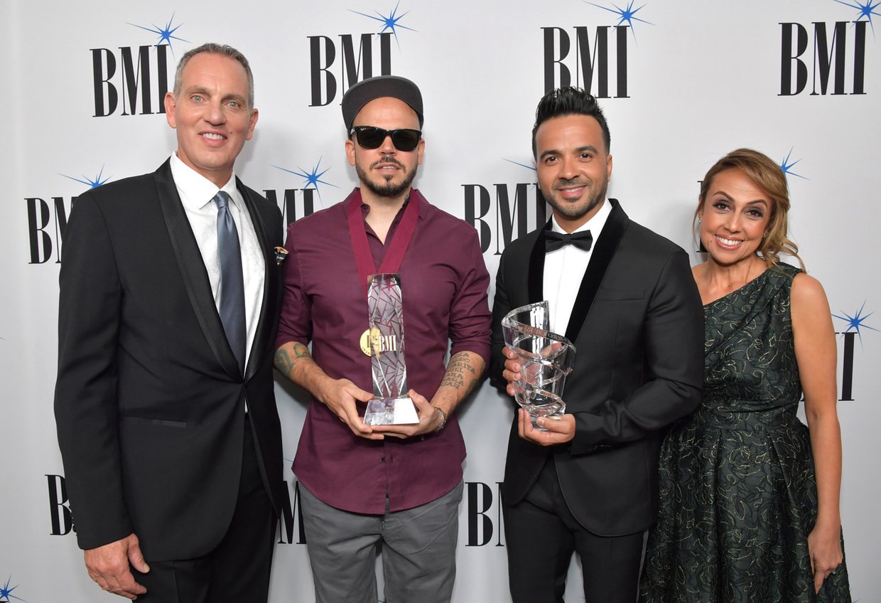 BMI premia a Luis Fonsi