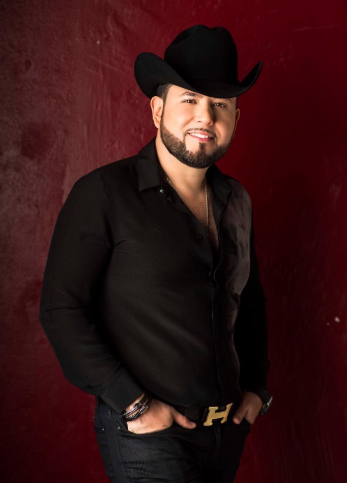 Para celebrar su exitosa carrera y su inigualable lugar en el gusto del público, Roberto Tapia, el popular icono de la música regional mexicana, será distinguido con Las Llaves de la Ciudad de Lynwood el próximo jueves 7 de junio en la legendaria Plaza México. José Luis Solache, Alcalde de la cuidad de Lynwood y Juan Enciso, Presidente de la asociación de Comerciantes de Plaza México, serán los encargados de hacer dicha entrega. Entre los artistas que han sido homenajeados por la ciudad de Lynwood con esta distinción últimamente se encuentran Ramón Ayala y Voz de Mando. Tapia nació en la ciudad de San Diego, California, y se crió en Culiacán, Sinaloa. Desde que comenzó su carrera artística, pisó con el pie derecho los escenarios de México y Estados Unidos para complacer y deleitar a un público muy exigente, que hoy por hoy lo ha llevado a ser uno de los artistas más reconocidos en el mundo del entretenimiento, por tener un estilo muy especial para interpretar sus canciones. Actualmente, el cantante y compositor cuenta con más de 12 álbumes en el mercado, entre los que destacan: “El Muchacho” (2012), “Mi Niña” (2014) y “Diferente” (2015), “Esto Es Sólo El Comienzo” (2017), entre otros. Roberto Tapia anunció recientemente una serie de presentaciones por múltiples ciudades de los Estados Unidos durante el mes de junio. Entre las fechas confirmadas se encuentran presentaciones en los estados de Nueva York, Nueva Jersey, Ohio, y California, entre otros. Aparte de ser productor y autor de su propia música, la estrella de la música mexicana ha participado con gran éxito en la televisión hispana en Estados Unidos. Durante el 2017, tuvo una participación muy especial en el programa de talento de Telemundo ‘GRAN OPORTUNIDAD’, formando parte de un jurado de lujo acompañado por la Ex Miss Universo Alicia Machado, el comediante Alexis Valdés y el intérprete Noel Torres. En el 2013, también tuvo una exitosa participación en el programa La Voz Kids, donde vivióuna experiencia única aprendiendo con los niños más que como juez, como instructor. A esto, se le suma su exitosa participación en la popular serie de televisión, ‘El Señor de Los Cielos’ a la cual regresó por segunda ocasión durante la nueva temporada, en un papel recurrente.