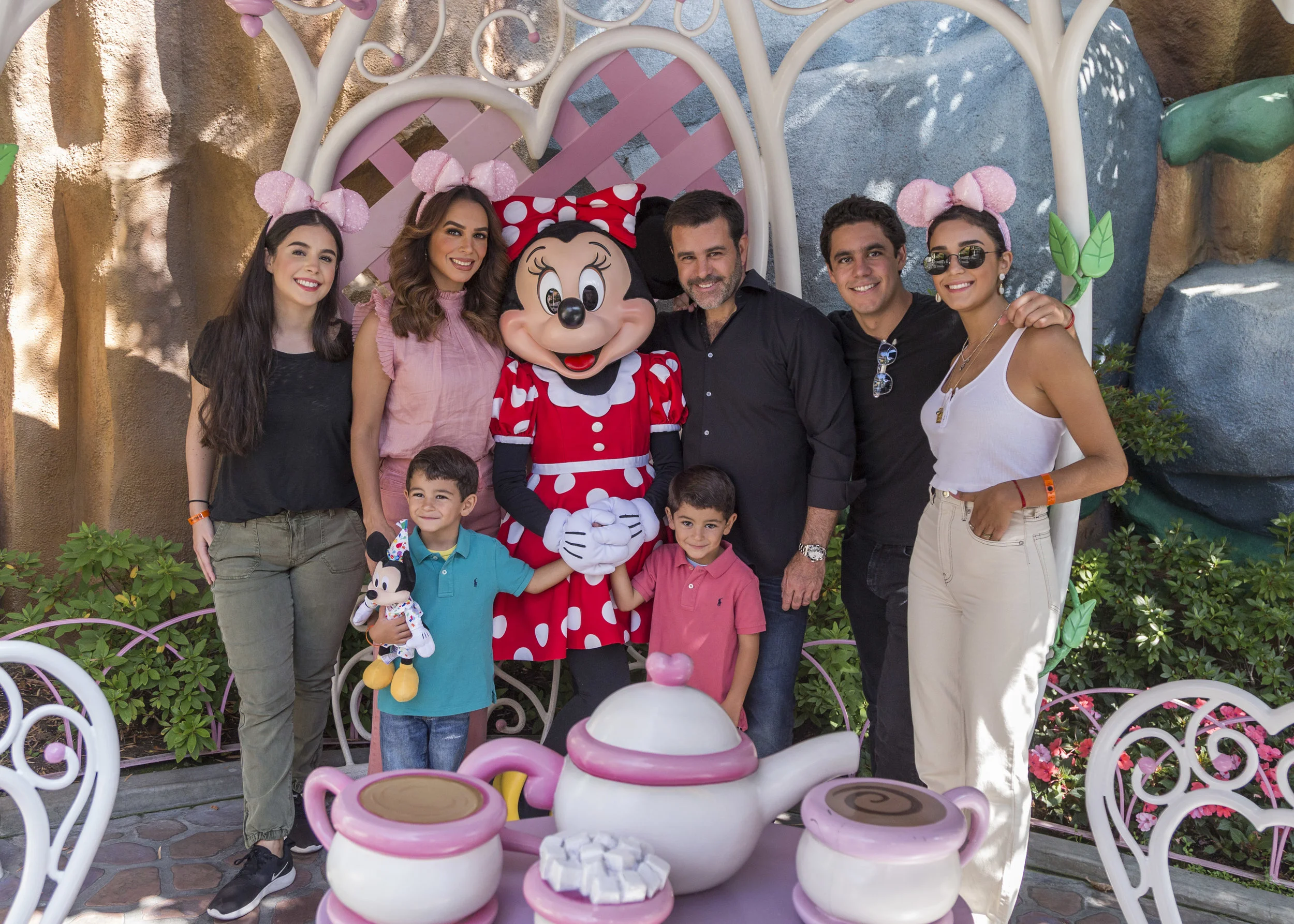 Los actores mexicanos, Eduardo Capetillo y Bibí Gaytán, celebran su aniversario número 25 en el Lugar más Feliz del Mundo, Disneyland Resort, junto con sus hijos Eduardo Jr., Ana Paula, Alejandra, y los gemelos Manuel y Daniel que también están de fiesta celebrando sus cinco añitos. Por supuesto, no pudo faltar la foto clásica frente a Sleeping Beauty Castle y con los anfitriones del Disneyland Resort, Mickey Mouse y Minnie Mouse en Mickey’s Toontown . Foto cortesía : Joshua Sudock/Disneyland Resort