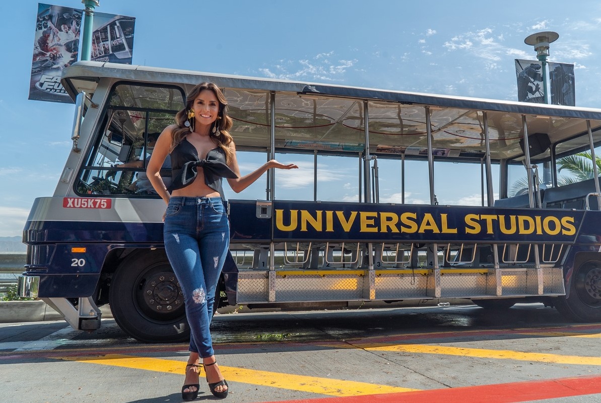 Carmen Villalobos, nacida en Colombia, y la estrella de la serie “El Final del Paraíso” de Telemundo, asume un nuevo papel protagonico como la presentadora en videos del Studio Tour en español de Universal Studios Hollywood, brindando una visión entretenida para los visitantes y diseñados para complementar la narración “en vivo” por guías expertos del Studio Tour. El Studio Tour en Español actualizado cual presenta videos de Carmen Villalobos comenzará oficialmente el viernes, 30 de agosto. “Siempre he sido fanática de Universal Studios Hollywood y me sorprendió la forma en que el Studio Tour ofrece a las personas un vistazo genuino a toda la acción del mundo del entretenimiento”, comentó Carmen Villalobos. “Nos divertimos mucho filmando los segmentos para el Studio Tour en Español y estoy más que emocionada de ahora ser parte de esta increíble atracción que acerca a los visitantes un poco más a la magia de Hollywood”. Una atracción emblemática en Universal Studios Hollywood durante más de 50 años, el mundialmente famoso Studio Tour ha llevado a millones de visitantes a detrás de escena a un auténtico estudio de cine y televisión, sumergiéndolos en el apasionante y exclusivo mundo de la magia en la realización de cine. La atracción distintiva proporciona un acceso notable a los sets de películas en un lote de producción en funcionamiento, lo que lleva a los visitantes a distintas áreas del estudio que generalmente están restringidas al personal autorizado en la producción de filmes. Con estas tres palabras por excelencia —luces, cámara, acción—que son sinónimo del glamoroso mundo de Hollywood, el Studio Tour lleva a los visitantes a un emocionante recorrido a través de los escenarios históricos y sets de películas famosas donde se realizaron algunas de las películas y programas de televisión más memorables de Hollywood. Durante el Studio Tour de aproximadamente 45 minutos, los visitantes abarcarán una línea de tiempo retrospectiva de sus películas favoritas en la calle ‘New York Street’, el lugar de filmación de películas como ‘Hobbs & Shaw’, ‘Transformers’ y ‘The Sting’; La plaza ‘Courthouse Square’, famosa en las películas ‘Back to the Future’ y ‘To Kill A Mockingbird’; las calles adoquinadas de la pequeña Europa donde se realizaron filmes como ‘The Pink Panther’ y ‘Pirates of the Caribbean’; el área de ‘Six Points Texas’, sede de las mejores películas ‘Western’ de Hollywood, y la plaza ‘Court of Miracles’ donde Drácula, Frankenstein y el Jorobado de Notre Dame hicieron historia en el cine de terror. El mundialmente famoso Studio Tour es una atracción destacada en Universal Studios Hollywood y está incluido en el costo de admisión al parque temático. El Studio Tour en Español se realiza varias veces al día y se recomienda visitar www.UniversalStudiosHollywood.com para ver los horarios diarios. Jimmy Fallon, presentador del programa de televisión “The Tonight Show Starring Jimmy Fallon” de NBC también aparece en una variedad de entretenidos videos que proporcionan una perspectiva contextual similar en el Studio Tour en Ingles. Carmen Villalobos, una de las actrices más conocidas de la televisión hispana de EE.UU, comenzó su carrera en su Colombia natal. Desde entonces ha aparecido en numerosas telenovelas, alcanzando fama internacional por su icónico papel en “Sin senos no hay paraíso” de Telemundo, en el que interpretó a la inolvidable Catalina Santana. El papel la impulsó rápidamente a la fama y recibió un contrato exclusivo en la cadena de televisión. Tambien ha participado en múltiples producciones para la cadena, incluyendo “Niños ricos, pobres padres”, “Mi corazón insiste”, “Ojo por ojo” y la gran serie ganadora del premio Emmy Award™ “El Señor de Los Cielos”. Nueve años después que “Sin Senos No Hay Paraíso” trasmitiera por primera vez, Villalobos le dio vida nuevamente a Catalina Santana en la secuela, “Sin Senos Sí Hay Paraíso”. Ese mismo año también fue coanfitrión de los Premios Tu Mundo de Telemundo. Con más de 12 millones de seguidores, Villalobos es reconocida como ‘Influencer’ en las redes sociales. “El Final del Paraíso” estrena en Telemundo el martes, 13 de agosto a las 9pm/8c. Con tanto que ver y que hacer en Universal Studios Hollywood, el pase California Neighbor Pass permite a los visitantes disfrutar de 175 días de diversión por $149 cuando se compra en línea. Visite www.UniversalStudiosHollywood.com para más detalles. Algunas restricciones y días ‘blackout dates’ aplican. Más información está disponible en www.UniversalStudiosHollywood.com. Danos ‘Like’ en Facebook de Universal Studios Hollywood y síguenos usando @UniStudios en Instagram y Twitter.