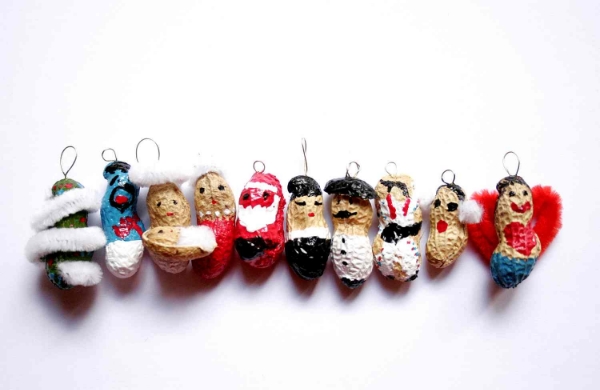 peanut garland.jpg