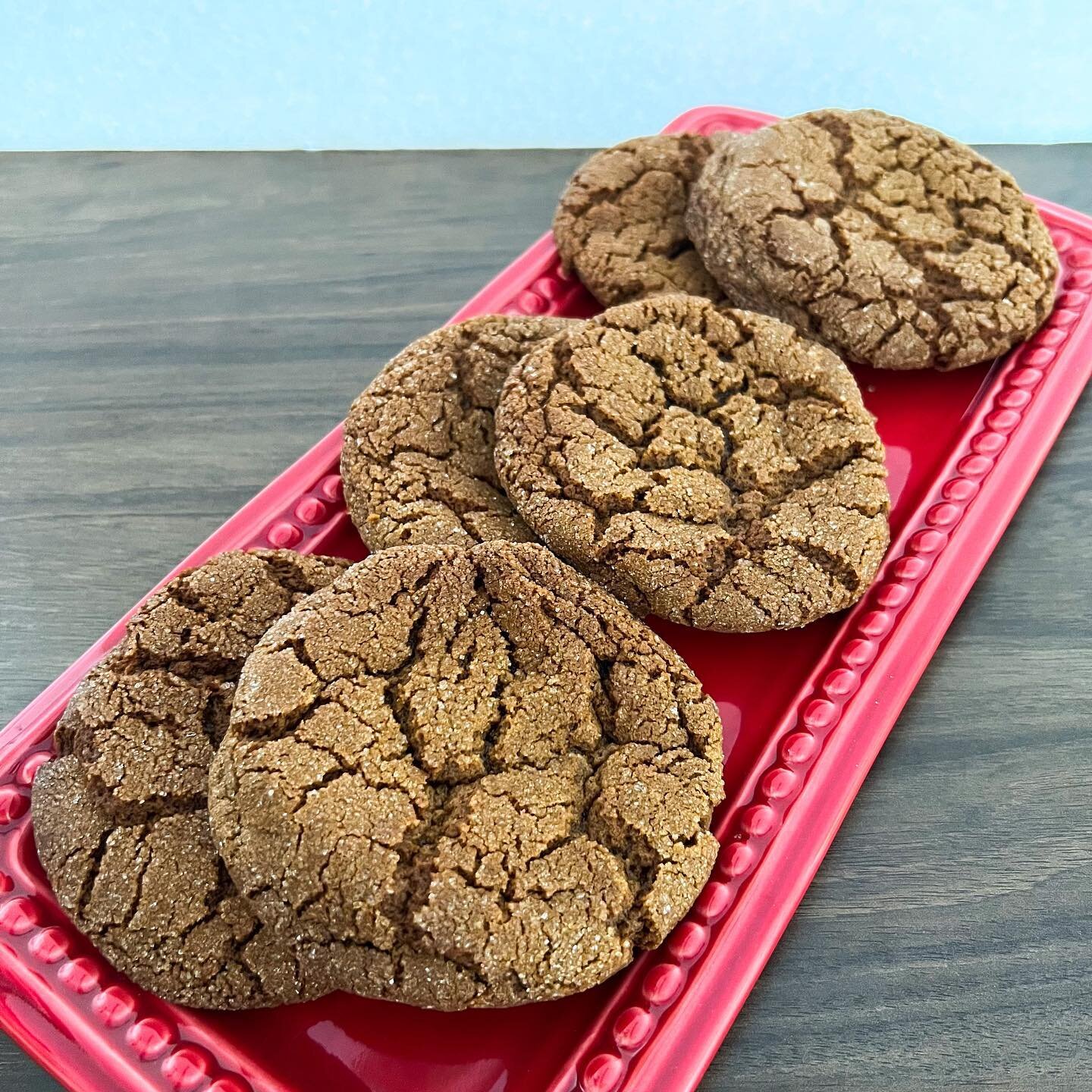 If only we could post smells to go with the photo 😍

We brought back the molasses cookie this past week and the kitchen has smelled AMAZING every morning as it&rsquo;s baking&hellip;we can&rsquo;t get enough of the cozy aroma! Today feels like a per