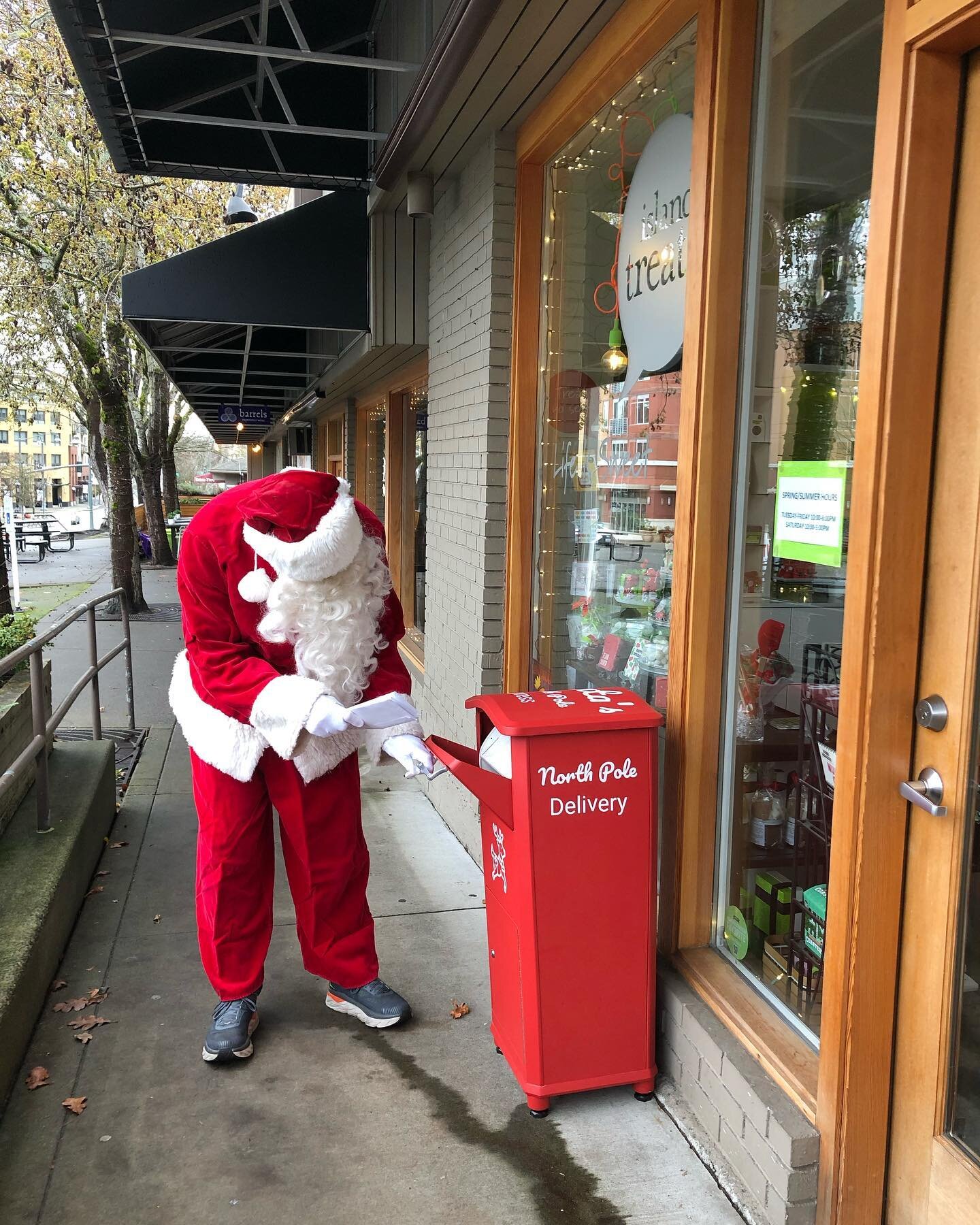 A very festive visitor dropped of a special delivery this morning!! 🎅🏼📮 This isn&rsquo;t an ordinary mailbox&hellip;all letters to Santa dropped at this magical mailbox outside Island Treats before December 17th will go straight to the North Pole 