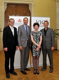 Vienna's city councilman for culture Andreas Mailath-Pokorny (2nd from left) at the presentation of the Leon Zelman Prize 2014, with Martin Krist (left), presenter Werner Dreier (right) and Susanne Trauneck , JWS. (Photo: © PID/Schaub-Walzer)