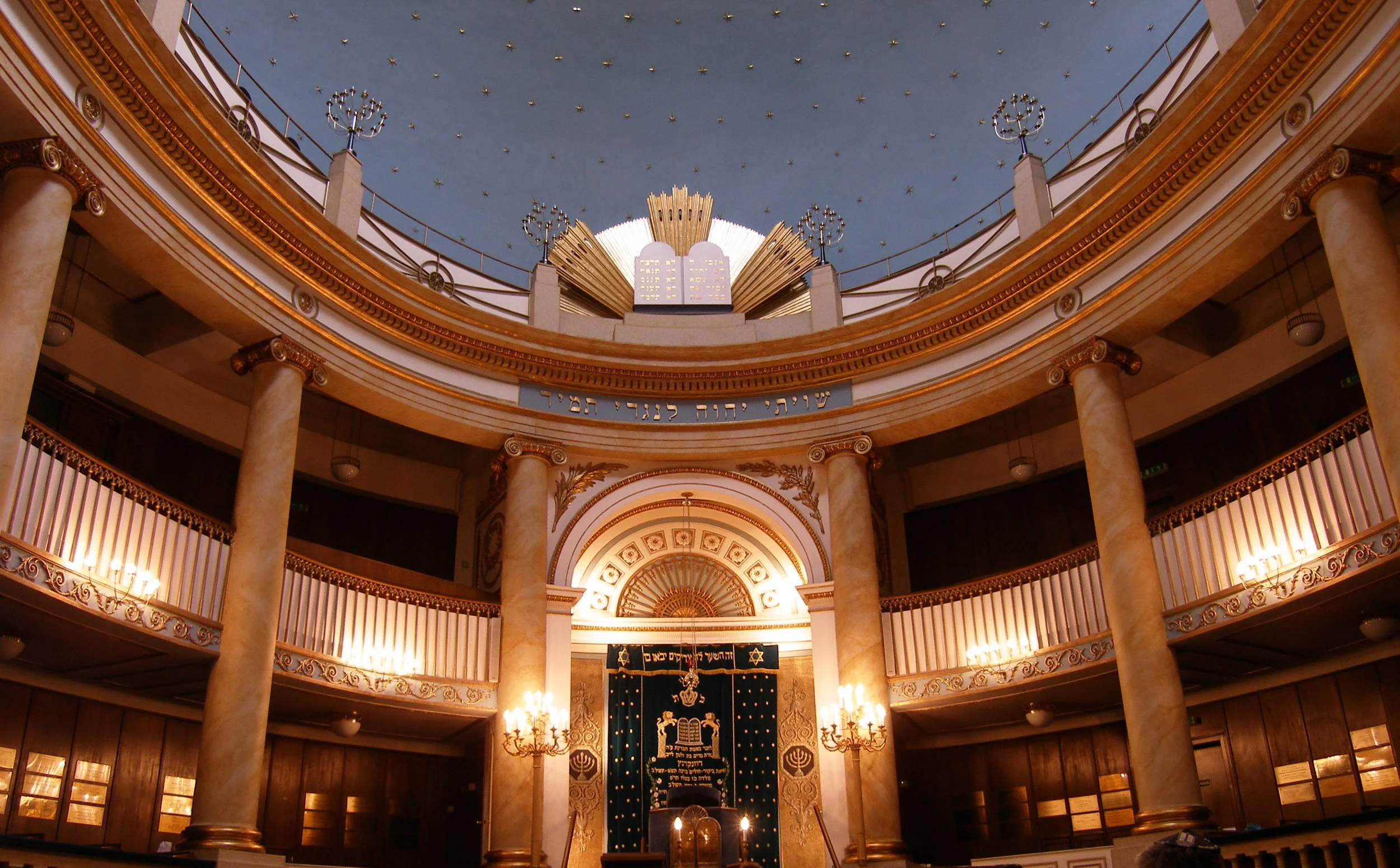 Wiener_Stadttempel_-_Innenraum.jpg
