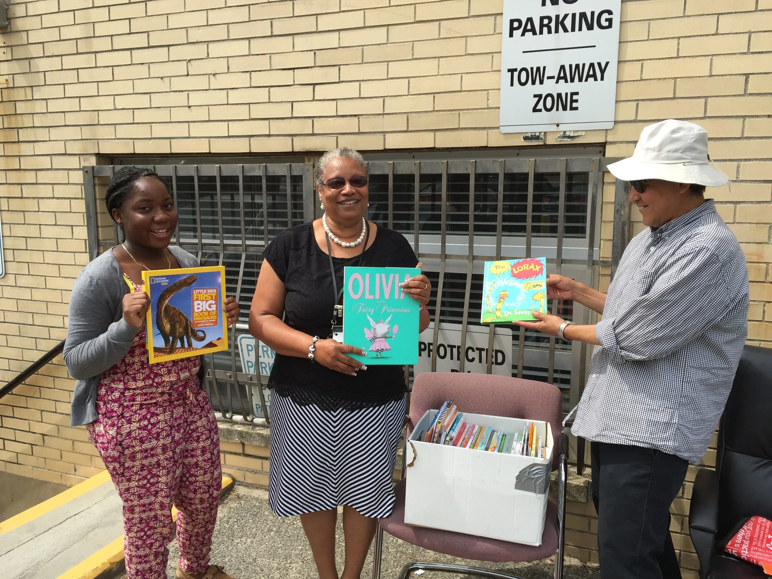 Thelma Peeples (center)