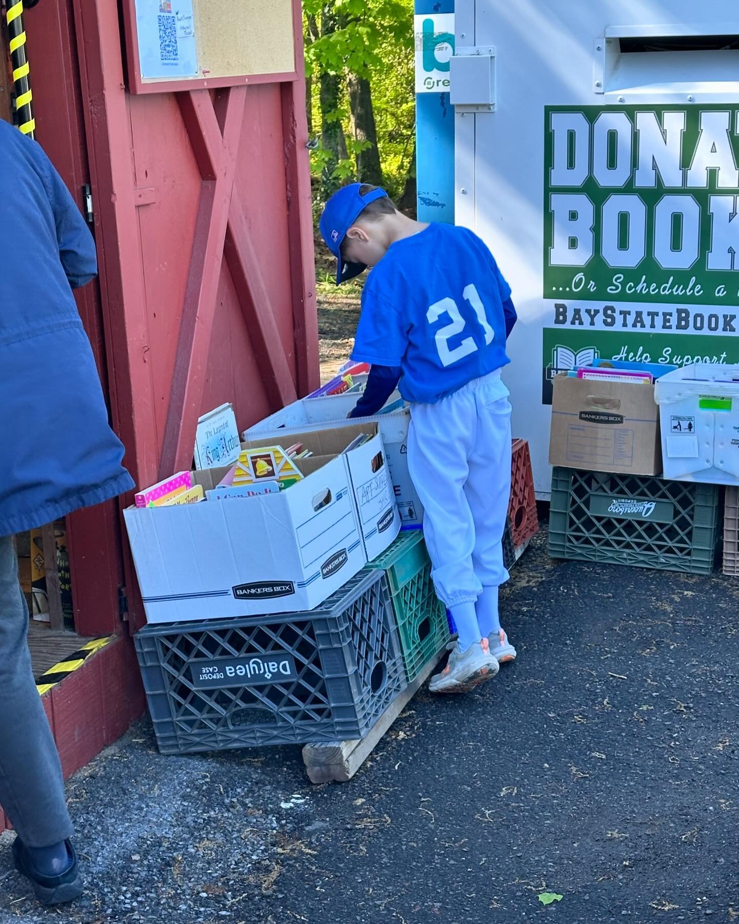 Future MLB star browsing at the Swap. @baystatebooks @books4everyonect #recycle #reuse