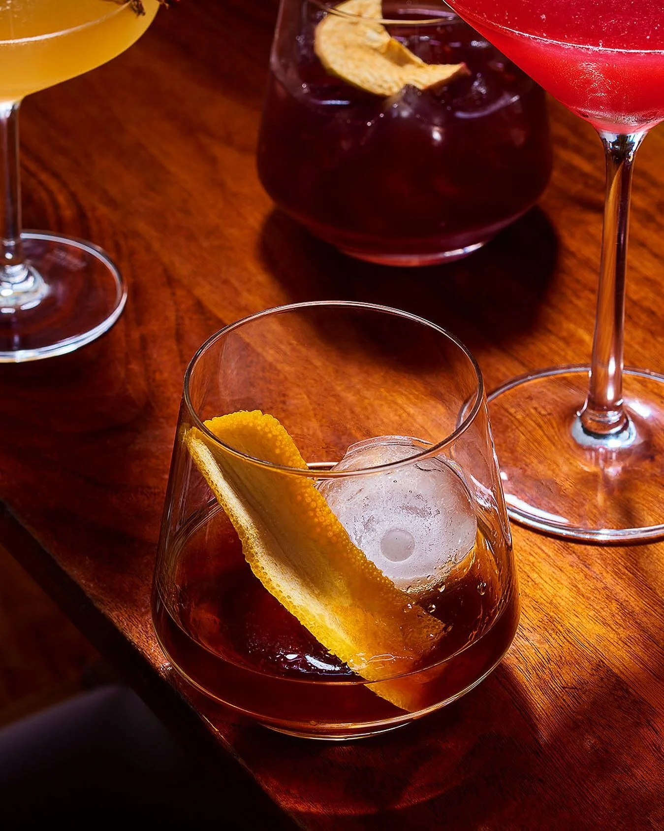 What's your "done with Monday" drink? This cocktail named Untimely Demise with Brugal Rum, Ginger & Orange Bitters, and 'Dirty Chai' Syrup shot for @thewhiteandwood sounds…timely!🍹🍸
.
.
.
.
.
#drinks #cocktails #bar #food #dri