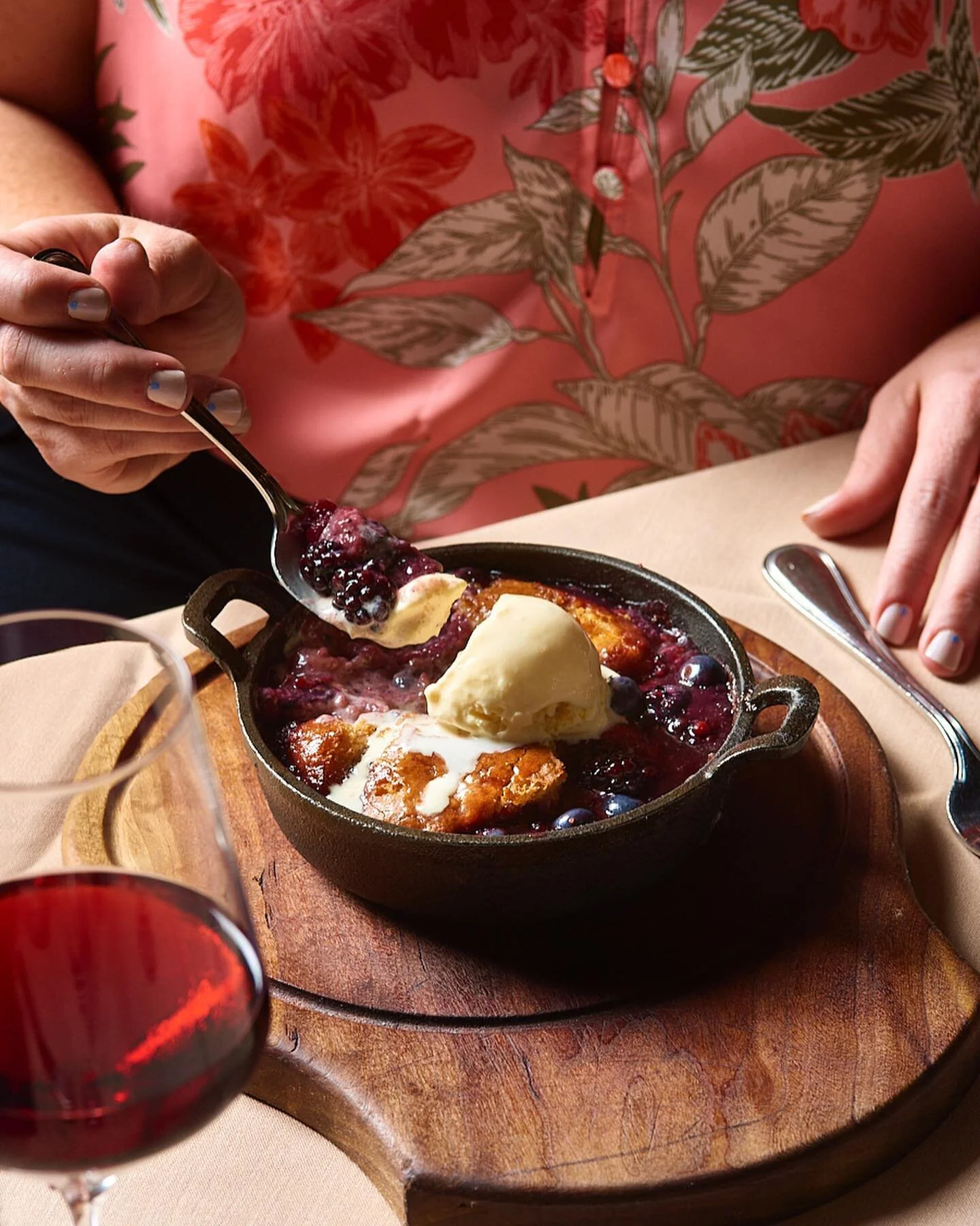 📍One stop on the Surry Sonker Trailer trail is Harvest Grill at Shelton Vineyards, where you can get your sonker flavors paired perfectly 🍷 more on the blog, link in bio…
.
.
.
. 
.
. 
#instagood #photooftheday #sweet #lunch #fresh #tas