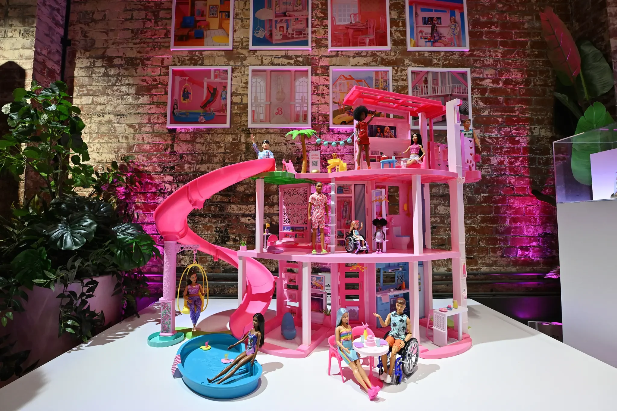 barbie-merchandise-display-barbie-streamhouse-95351742.jpg.webp