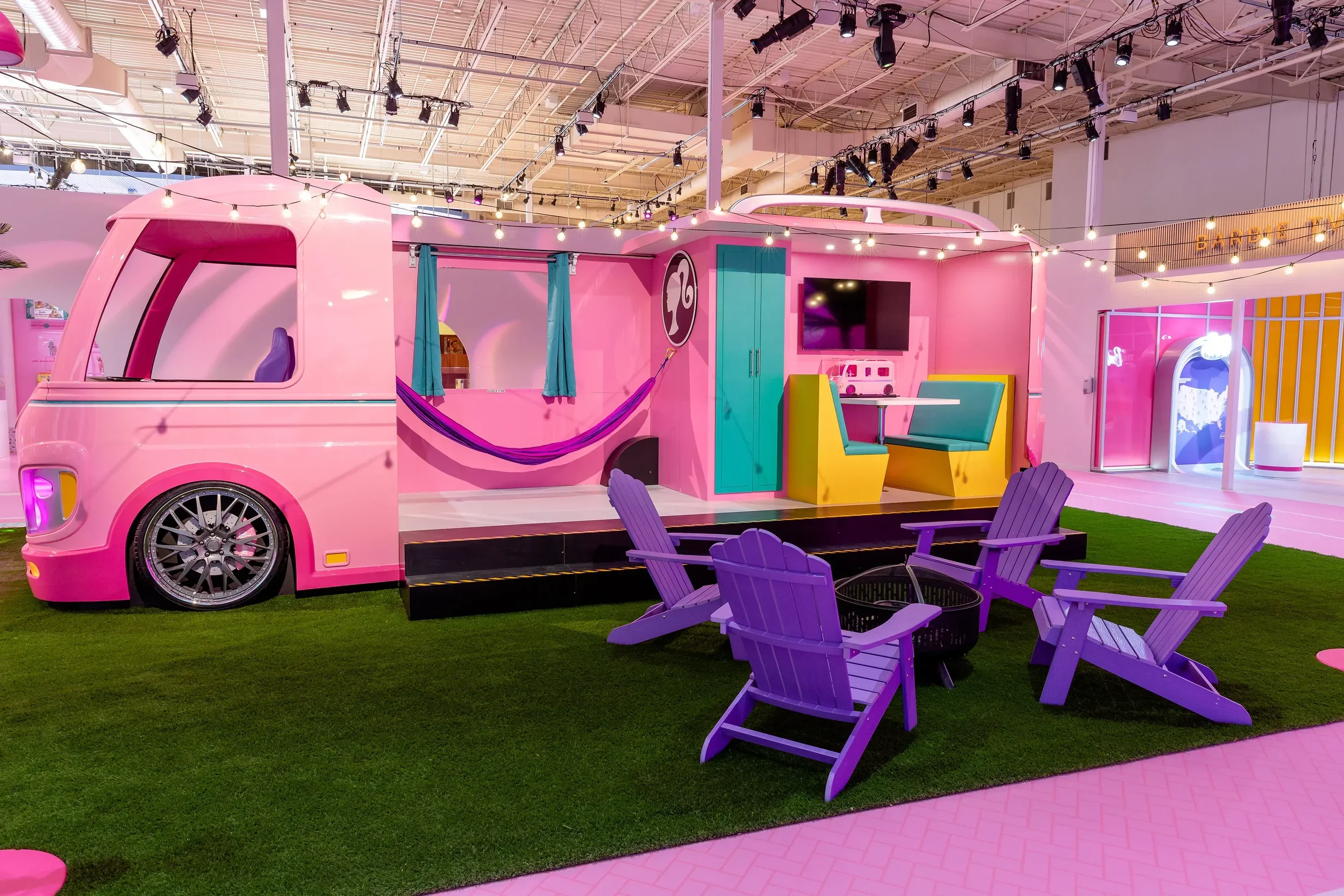world-of-barbie-la-camper-van-2___12131827138.webp