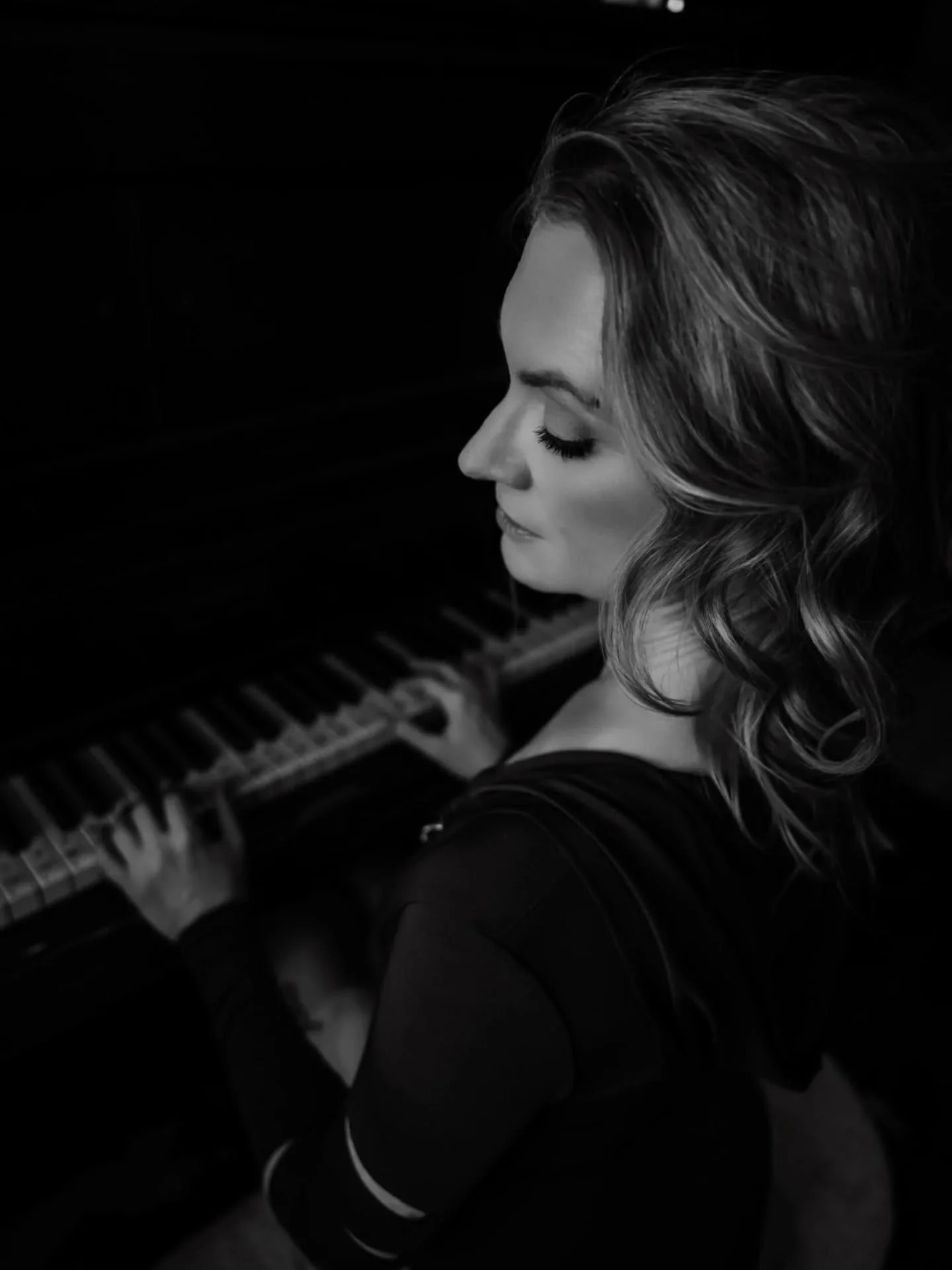 🎹 New Piano Set is officially available for your session!

Some studios stick to just a bedroom or living room set...but you know we're not a basic cookie cutter photography studio💅🏻😌😁 

We've got 10 sets available along with feisty props like h