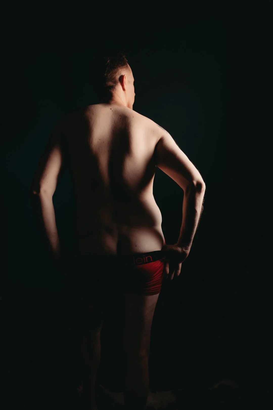 Men's Boudoir Photographer Tucson AZ | Back Pose Dark Studio