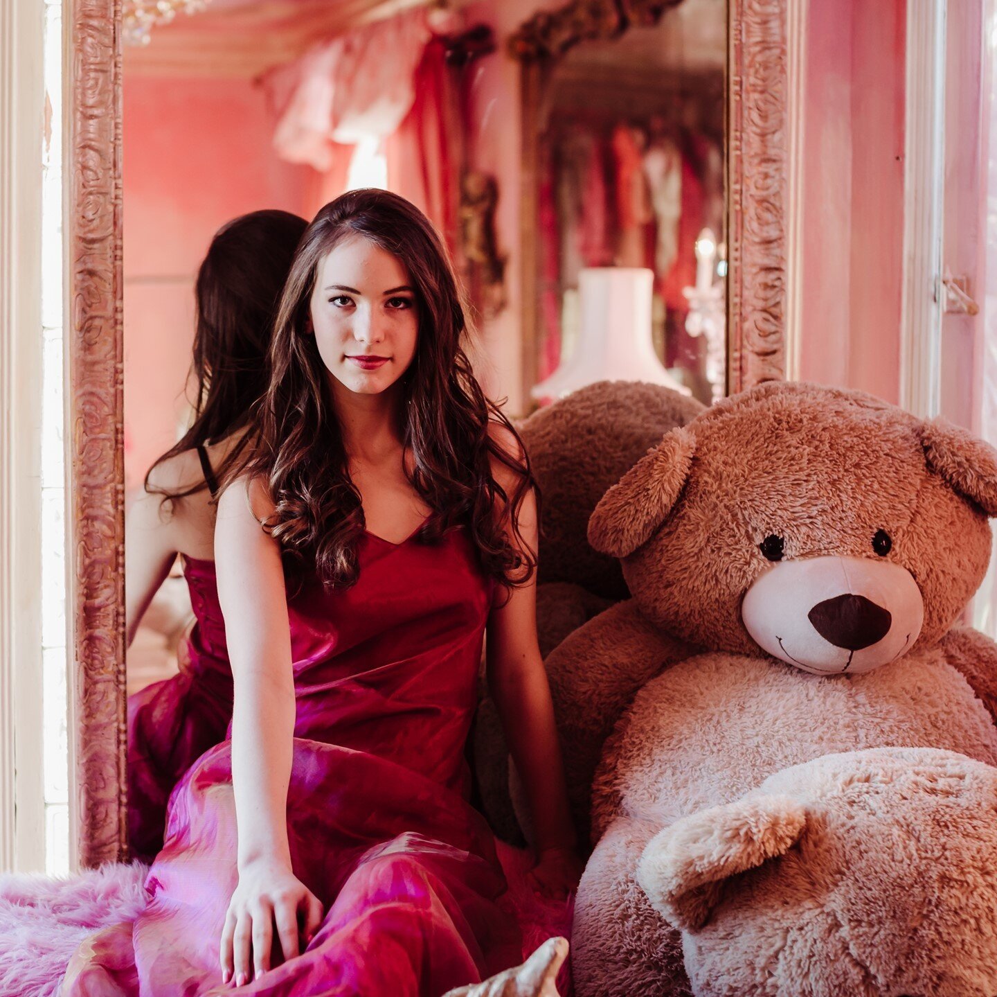 Had such a great time shooting at @ragdollpinkpalace with the most elegant @gianna_hoferrr.⁠
⁠
I don't know a place that is more pink and girly that this one, and yet each room holds a different feel to it. I love shooting there so much! ⁠
⁠
#talente