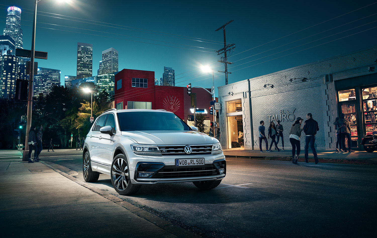 VW_Mot05_3-4_Front_R-Line_Paul-Smith_v16b_eciRGB.jpg