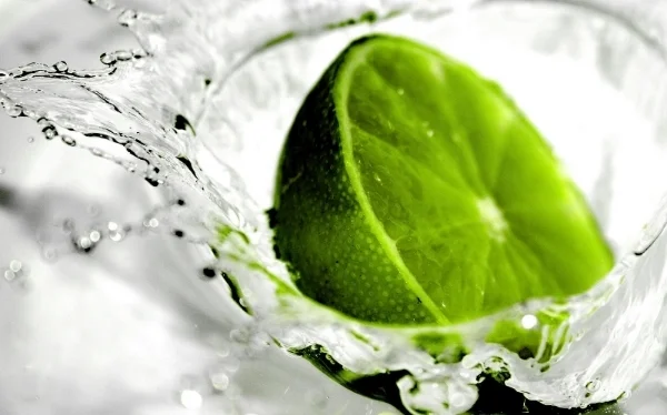 Add fresh fruit to your water and make staying hydrated a refreshing treat. Photo: 4hdwallpapers