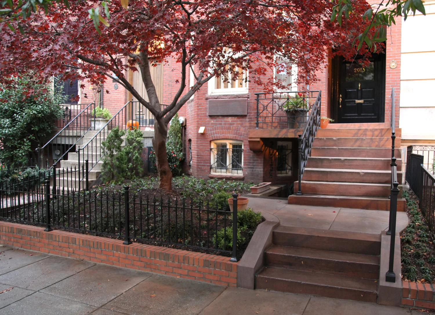 Project Location: Washington, DC (Logan Circle) Completion: Winter 2010 General Contractor: Redux Garden & Home Primary Material Palette: permeable clay pavers, black granite (fountain), antique granite (planters), ipe, river rock, stainless steel, aluminum sculptures, western red cedar trellis Photos By: Moody Landscape Architecture