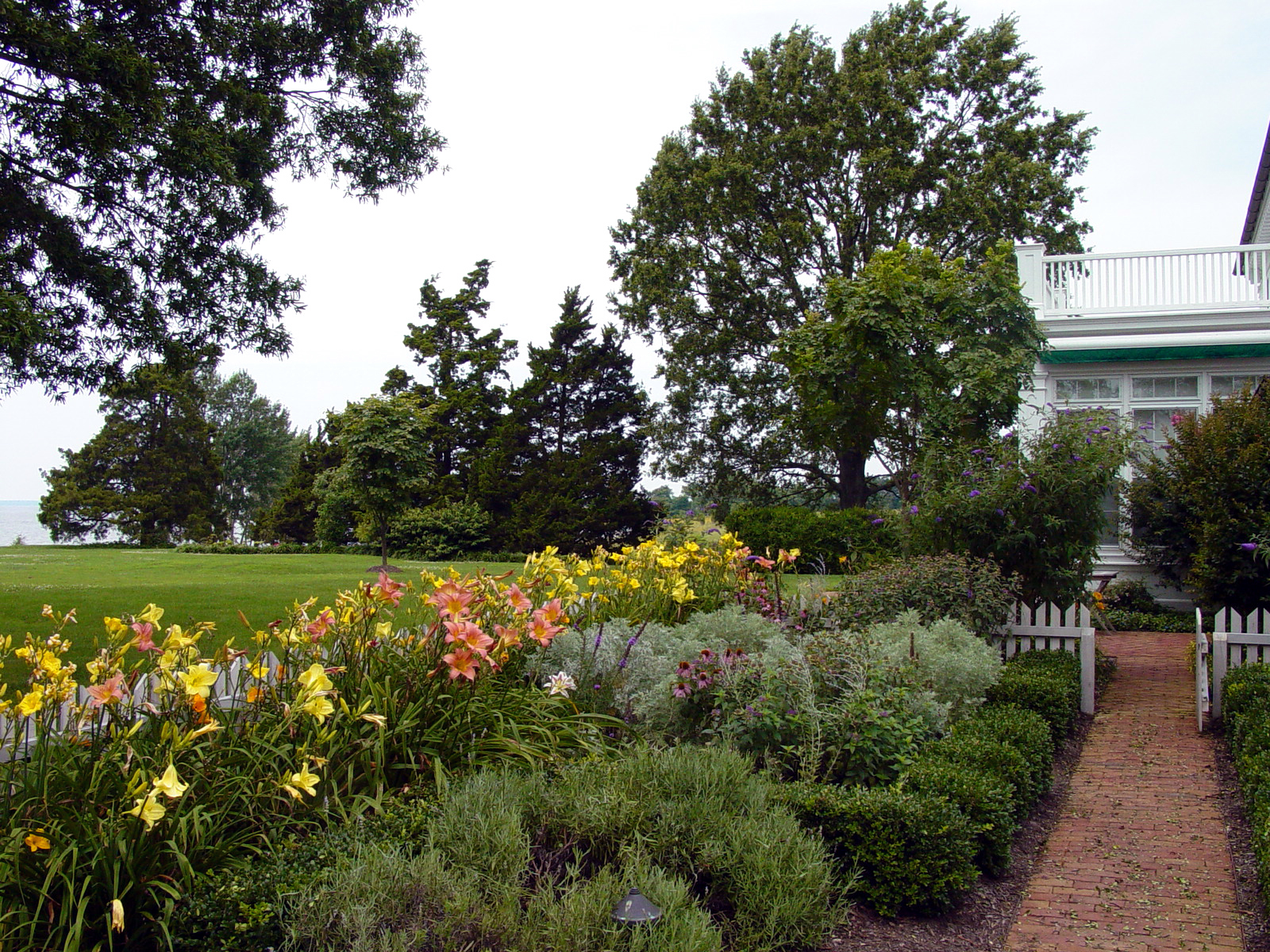   Project Location: &nbsp;Trappe, MD  Completion: &nbsp;&nbsp;2002  General Contractor: &nbsp;Ilex Construction  Project Architect:&nbsp; Jones Boer Architects  Photos By: &nbsp;Erik Kvalsvik  Awards: &nbsp;Honor Award, American Society of Landscape 