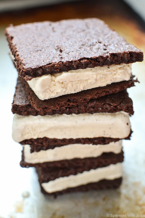 toasted marshmallow ice cream with chocolate graham crackers make up these #smores icecream sandwiches