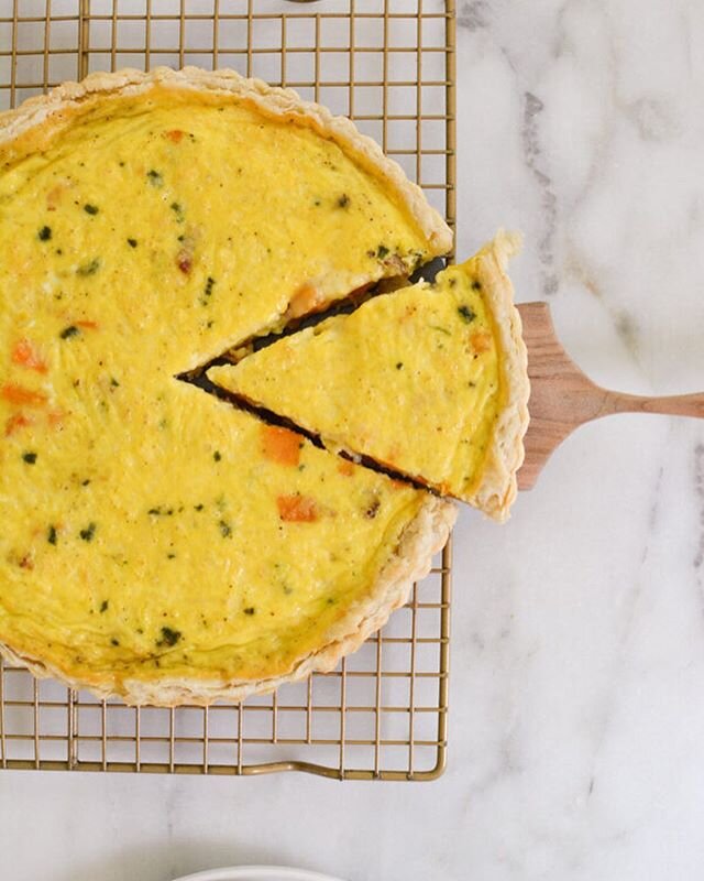 butternut squash + bacon + sage + gruyere. A match made in heaven, tucked into a flakey pie crust and baked into a quiche. Swipe to see that flakey crust!! ➡️Recipe is on the blog!