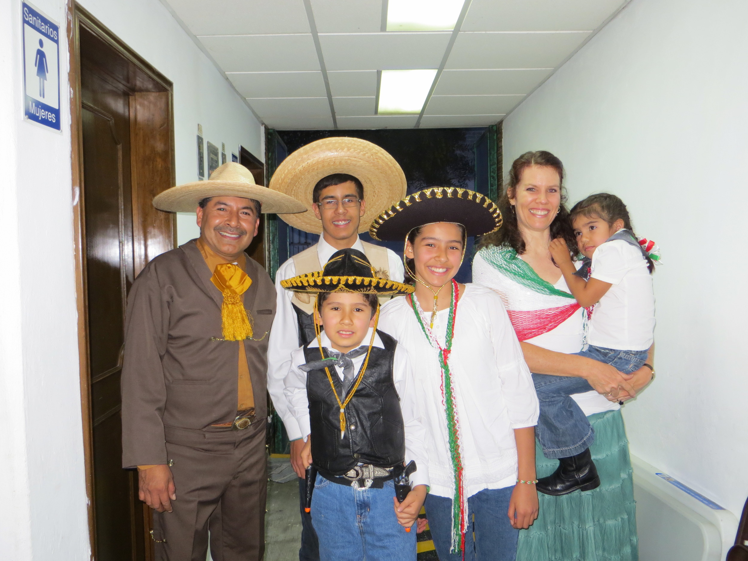 Family picture after the Noche Mexicana