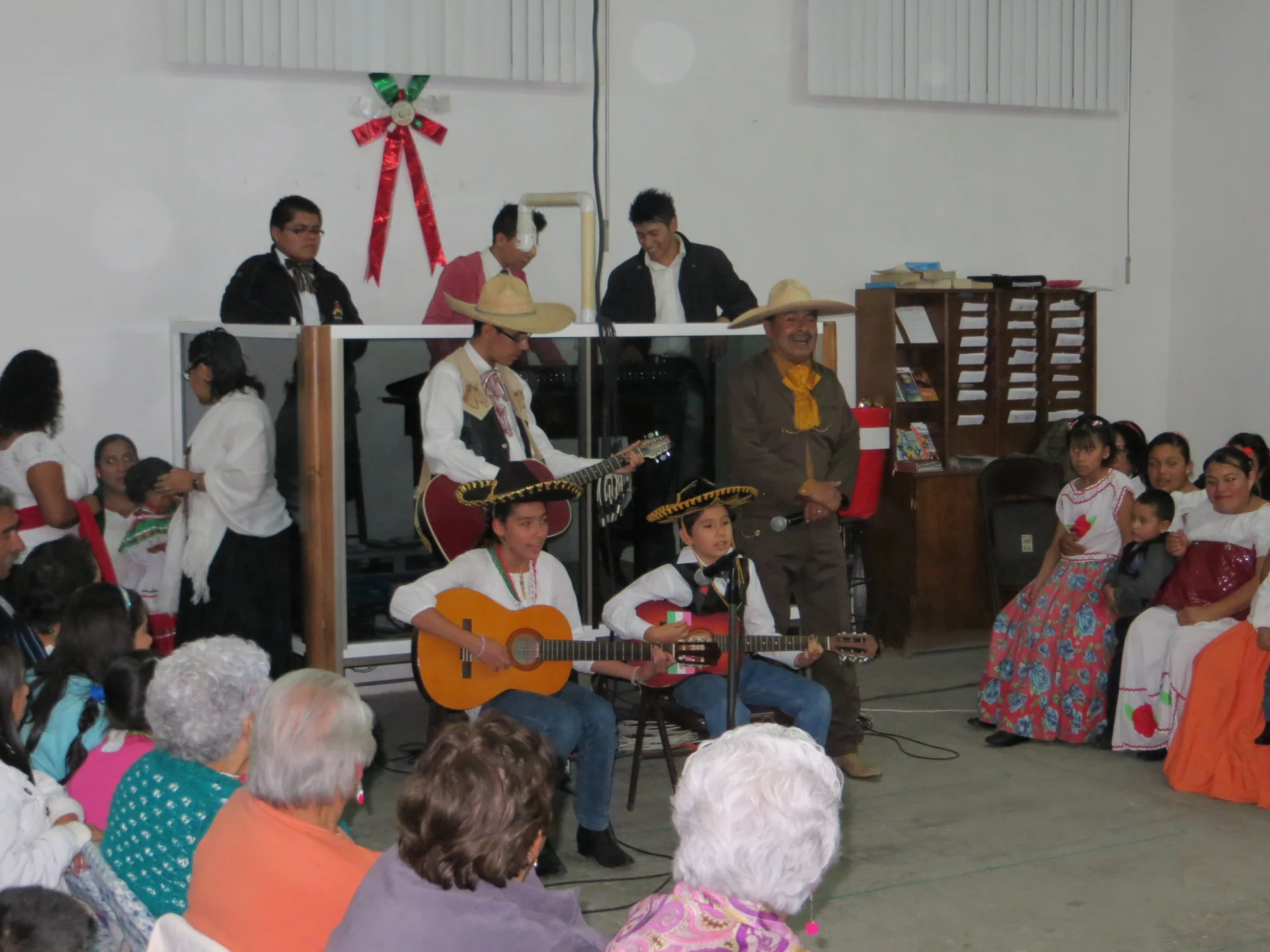 Manuel, Caleb, Kelly and Nicolas singing 2 traditional Mexican songs (Cielito Lindo and Rosita Alvírez)