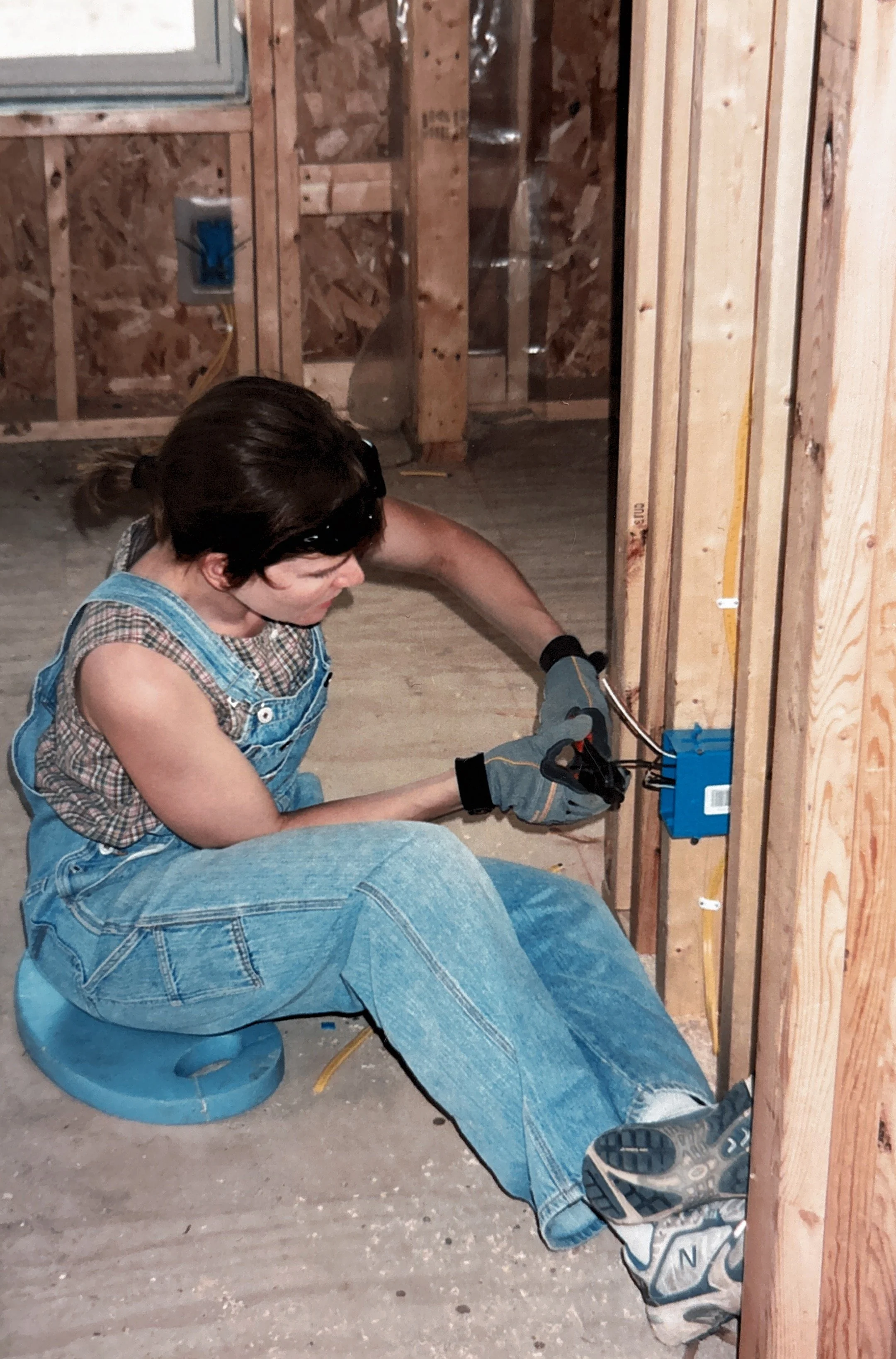 building the house wiring on the floor.jpg
