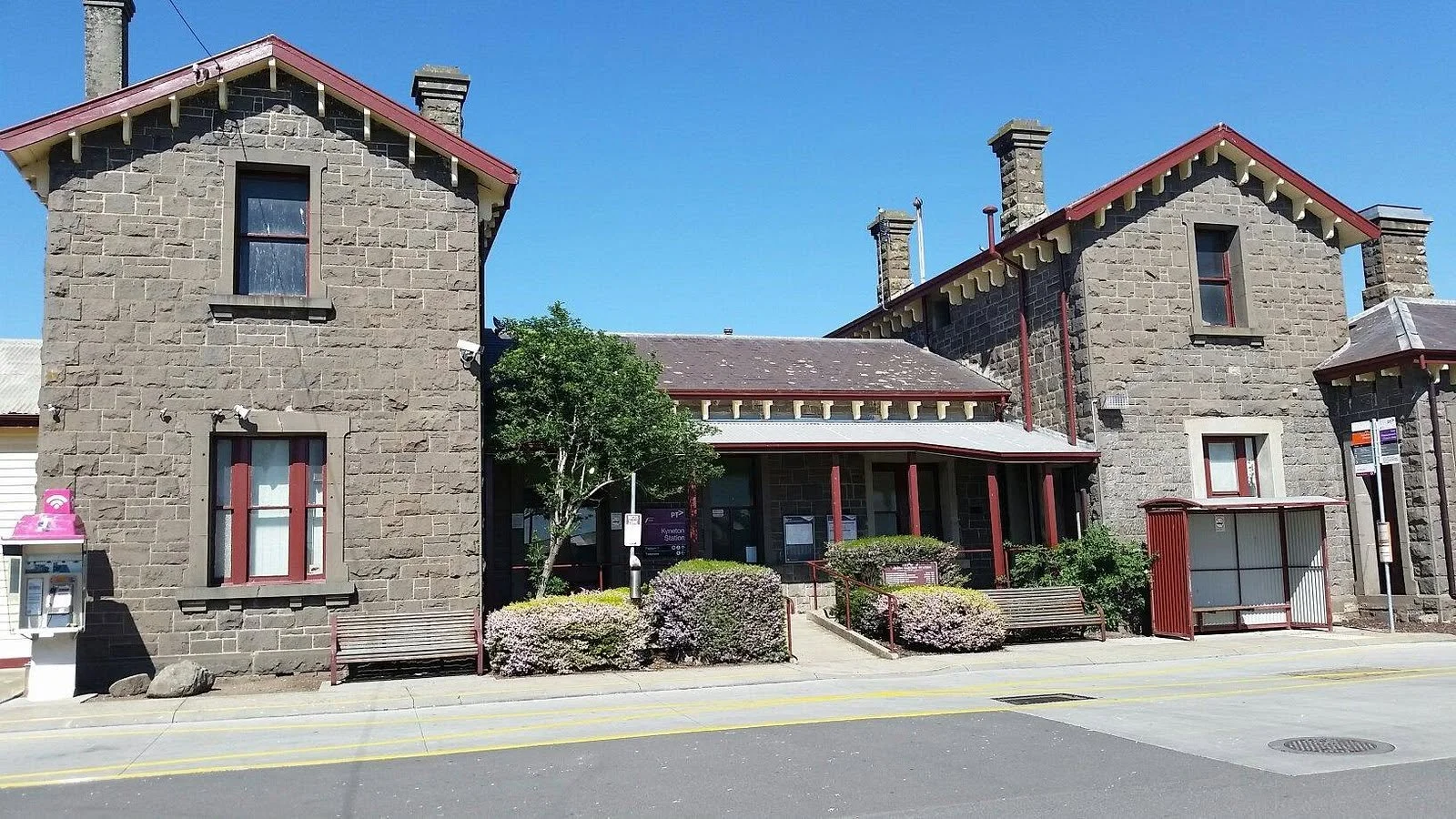 PHOTOSHOOT: Kyneton for Lunch via the V-Line Train