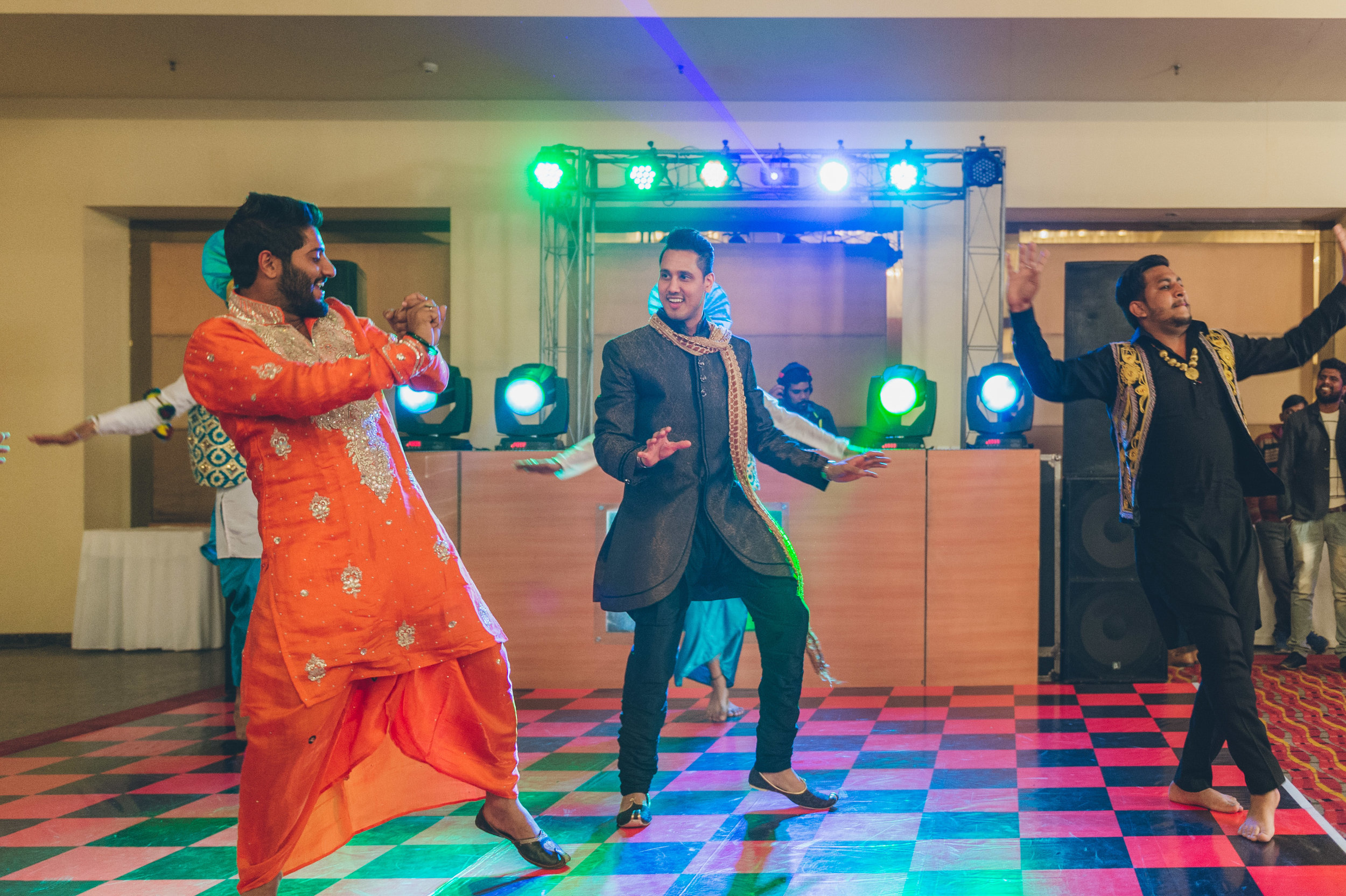  Bride's 2nd elder brother's an avid dancer. He truly belongs to the dance floor. Way to go Haresh! 