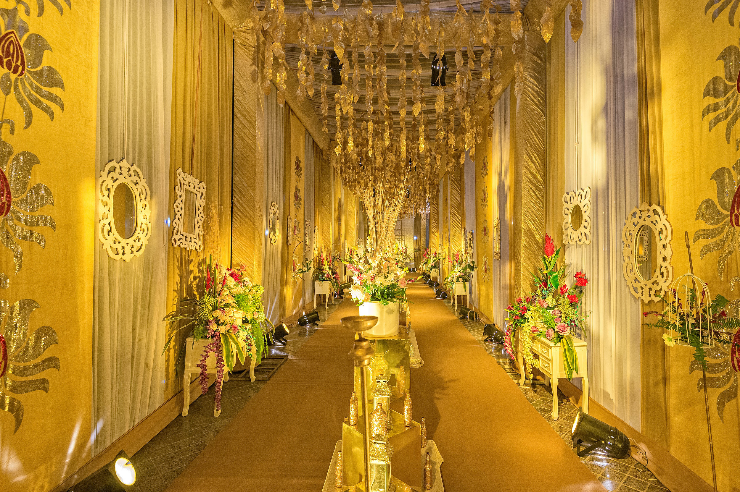  The extravagant, classy and opulent entrance to the main reception area. Look at all that gold. 