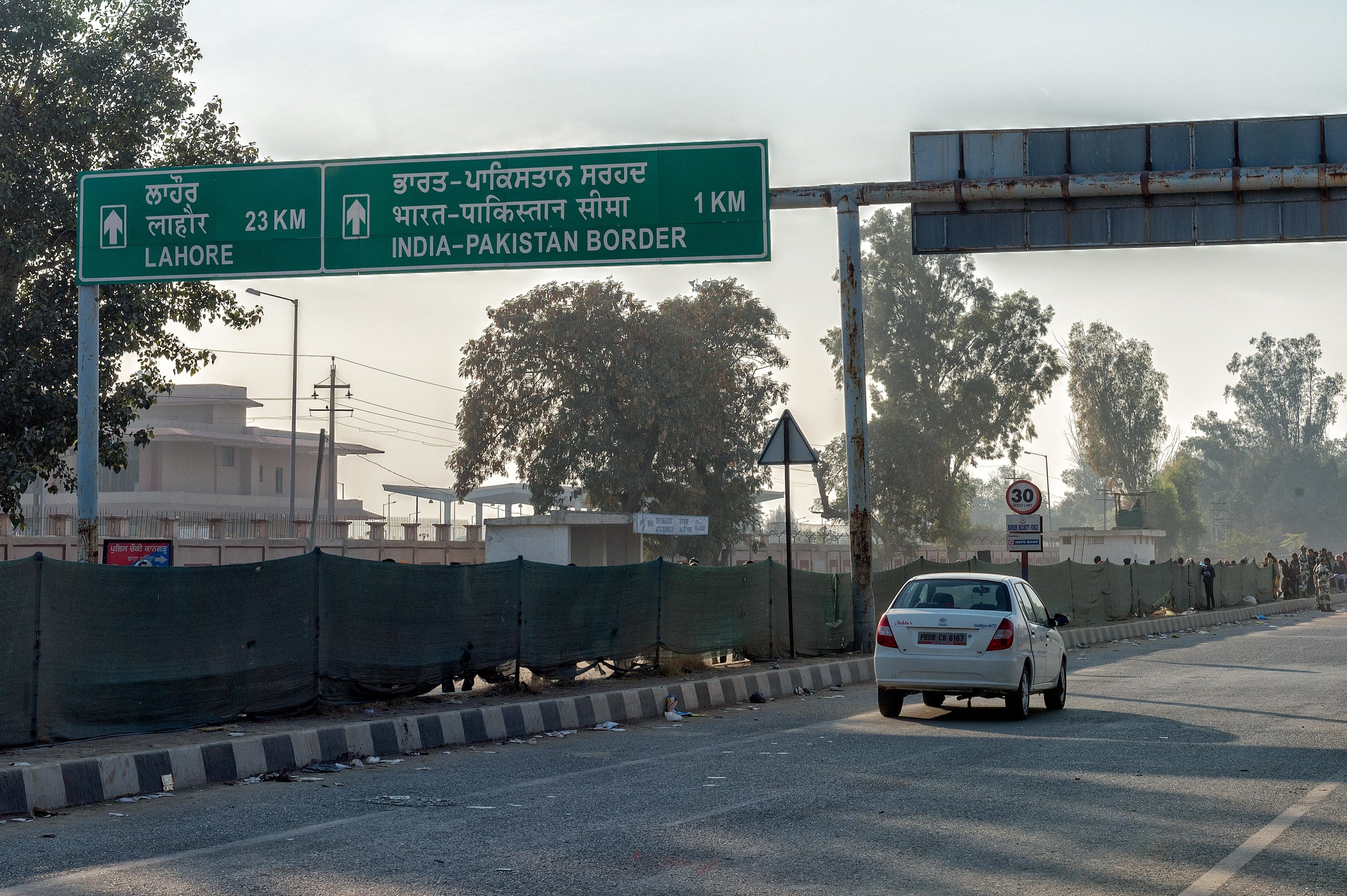  At this point, we were already in a mad rush to quickly arrive at the border gates to witness the ceremony. 