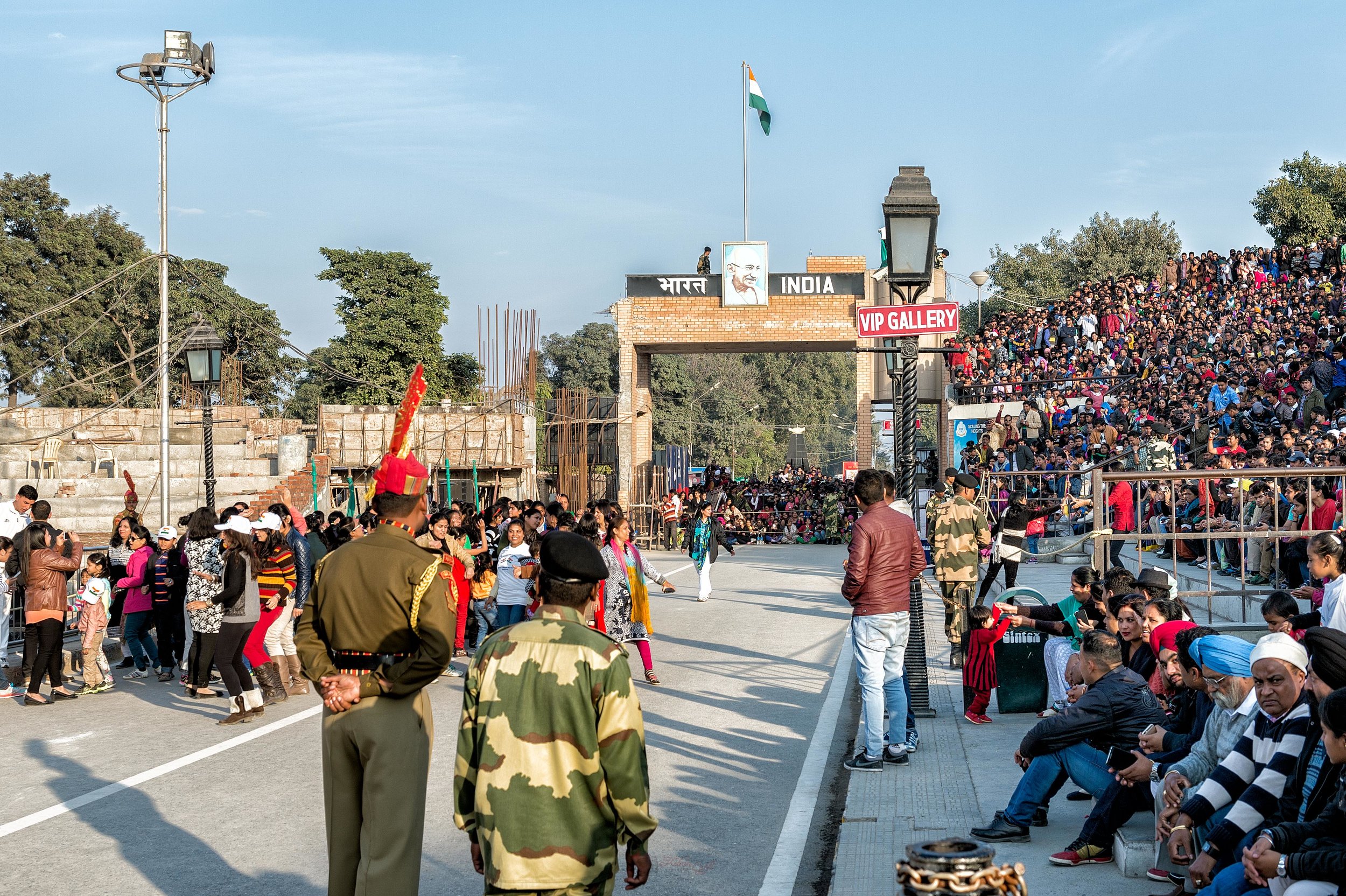  Crowd numbers can reach 1000 people on weekdays and 2000 people on weekends. 