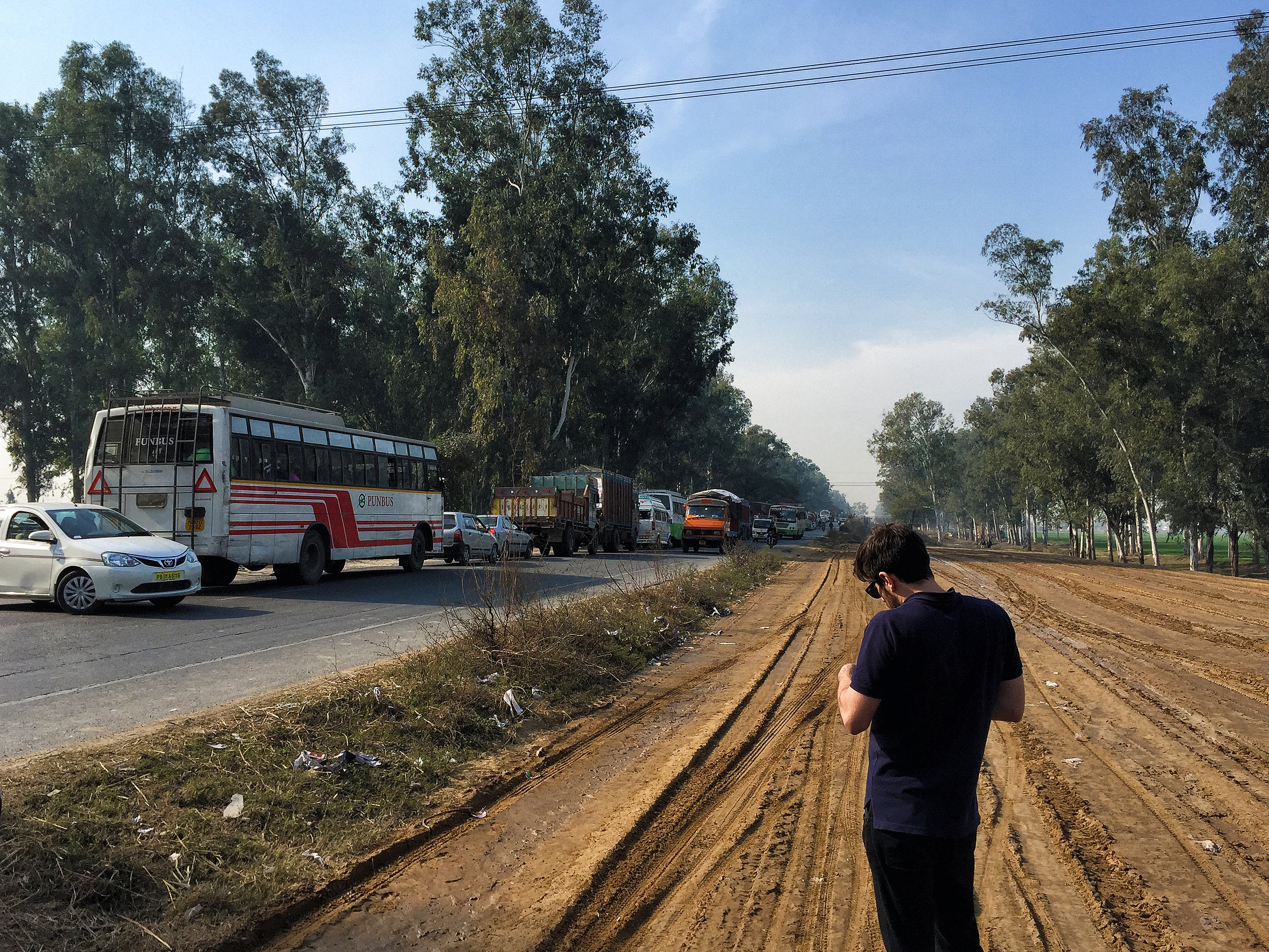  Vehicles were stationary so much that we can literally disembarked from the Traveller, walked down the road to try to see what was hindering traffic.&nbsp; (Image taken with iPhone 6+)  