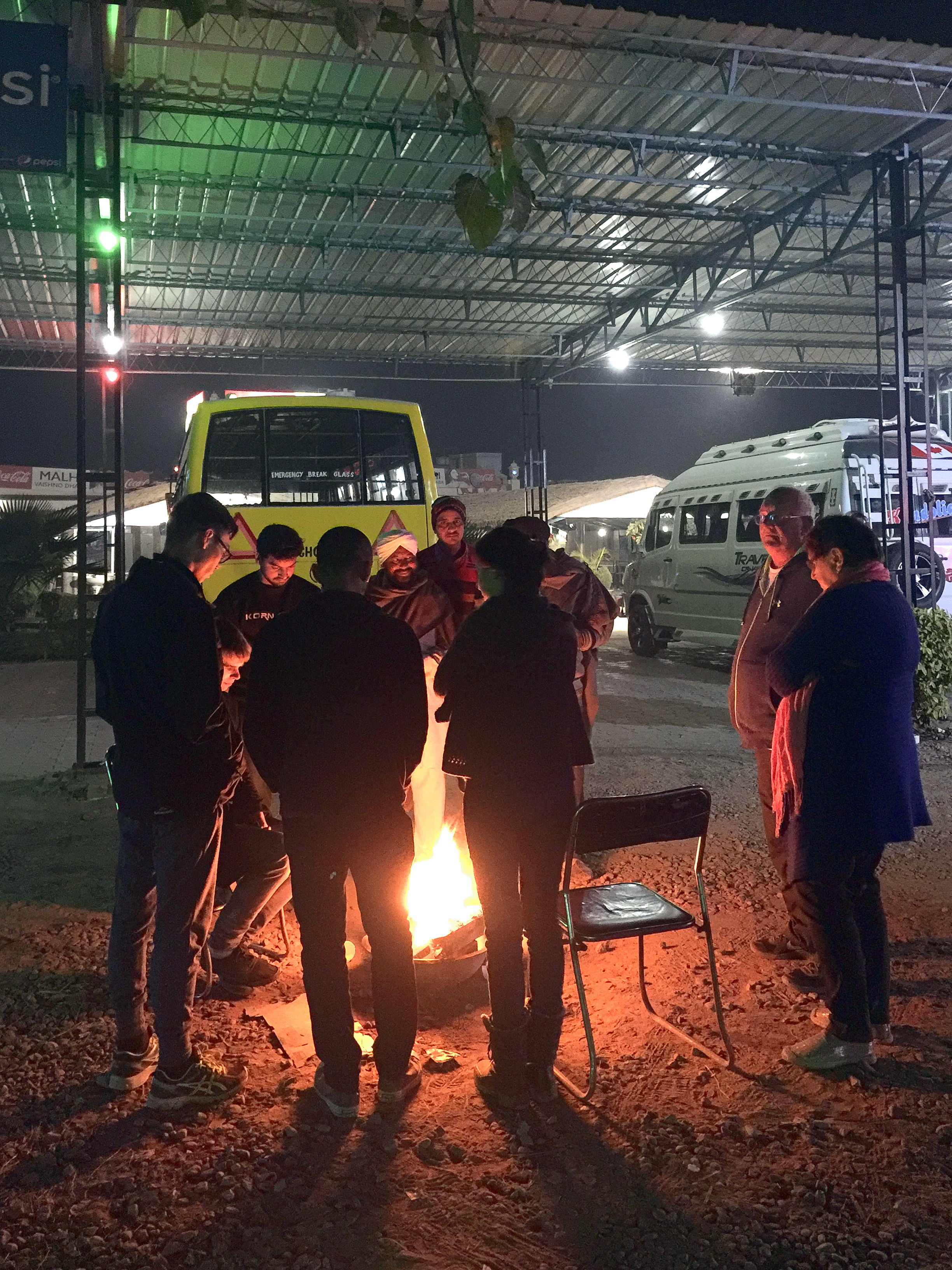  We had to take a break at this road side darbar for close to 40mins for the driver to have his dinner. The fuel for the fire place were styrofoams, plastics, or anything that one can find from the heaps of rubbish lying around. I couldn't withstand 