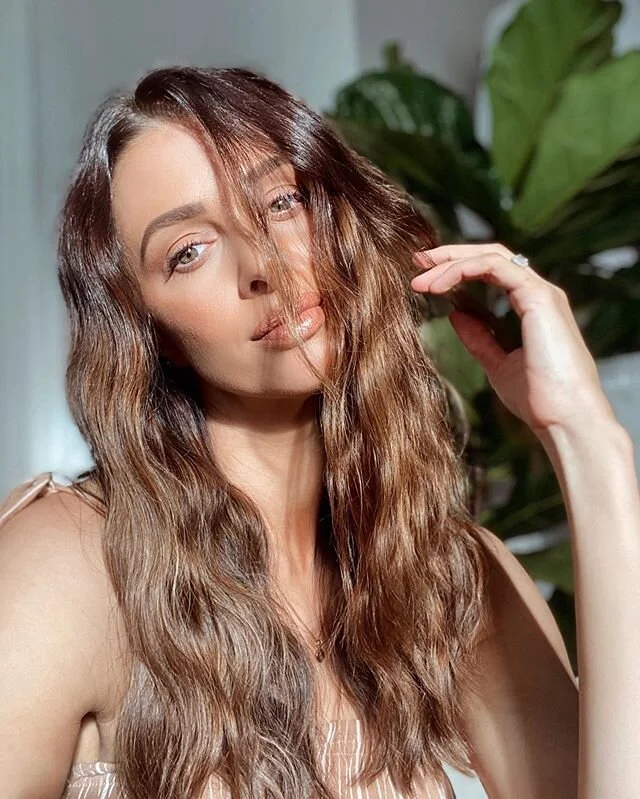 Cannot get enough of my @mermade.hair wand. 🧜🏽&zwj;♀️ Once I had smoothed my hair out with the hair dryer, it literally took me less than 10 mins to create this look. Obsessed. (Loving the abundance of sunlight we get in our new house! My favourite thing about it! ☀️). #mermadehair #goldenhour