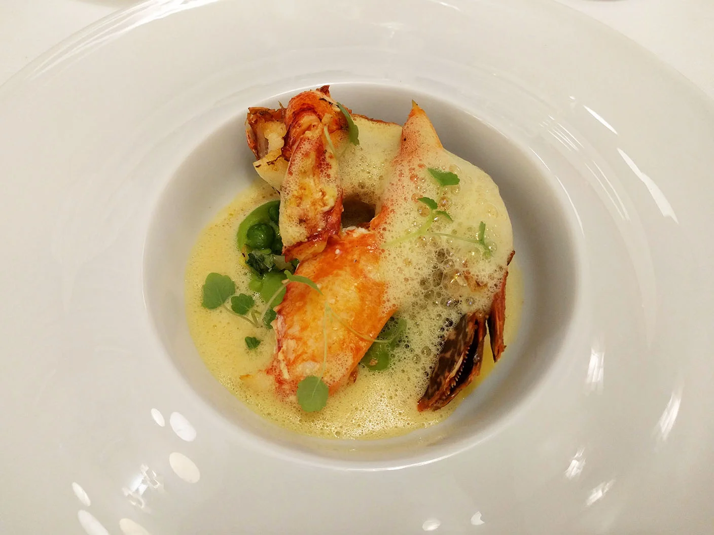 Le homard breton rôti, petits pois, fleur d'oranger, agastache