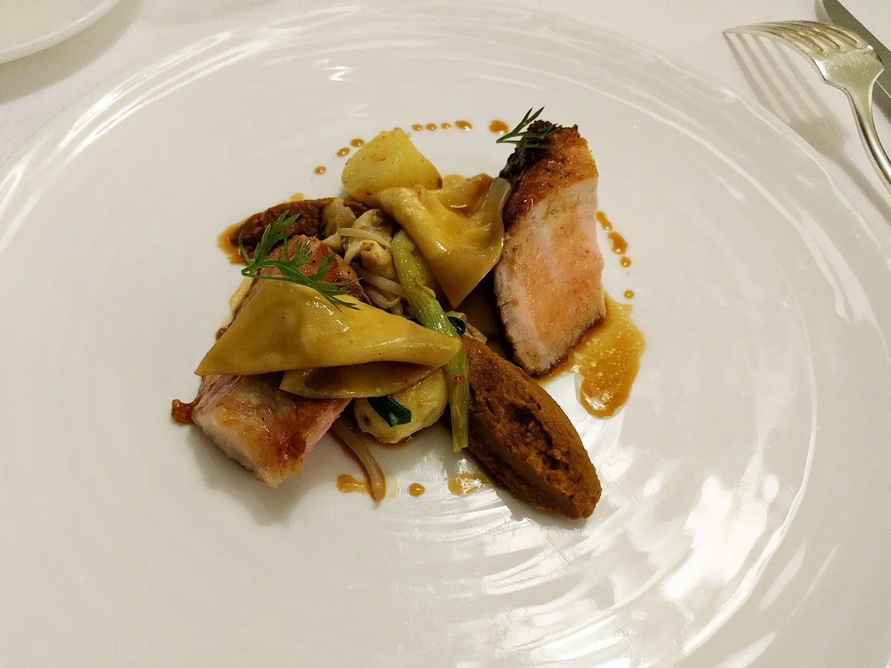 Le carré de cochon kintoa au Brocciu, bulots iodés, soja, aubergine