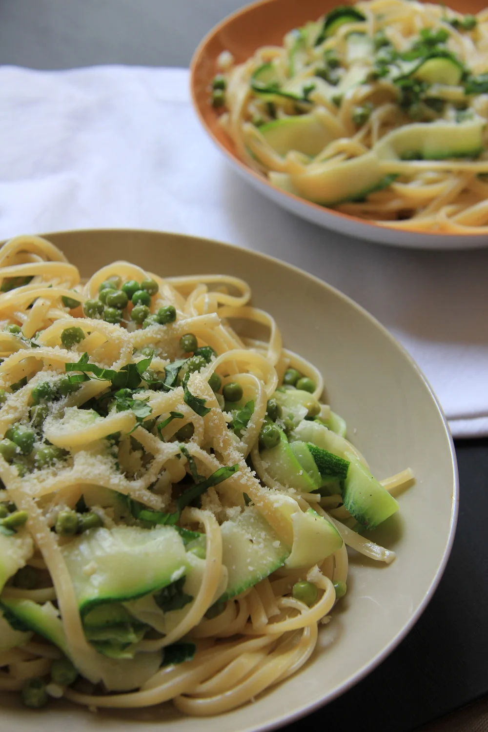 Pâtes aux courgettes, petits pois, sauce à la crème et au citron