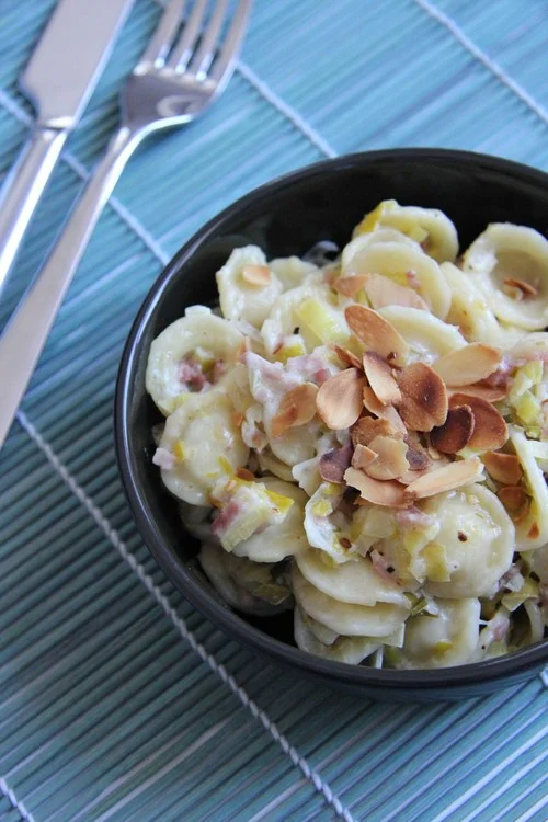 Orecchiettes poireaux, jambon et amandes effilées