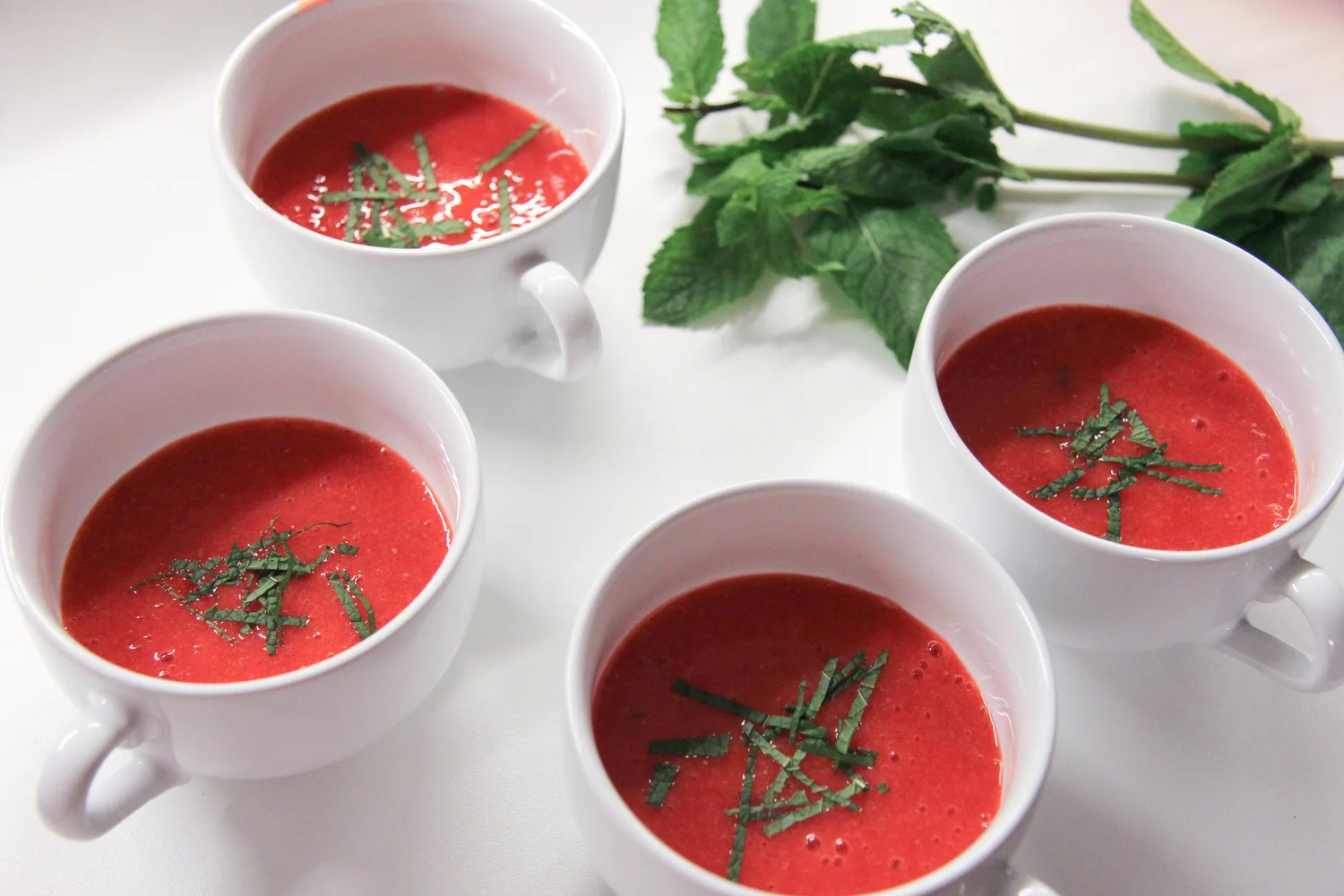 Soupe de fraises à la menthe