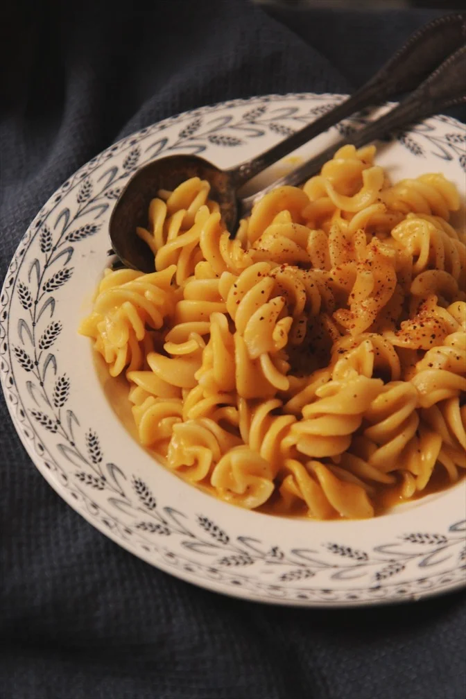 Fusilli, sauce butternut infusée à la sauge