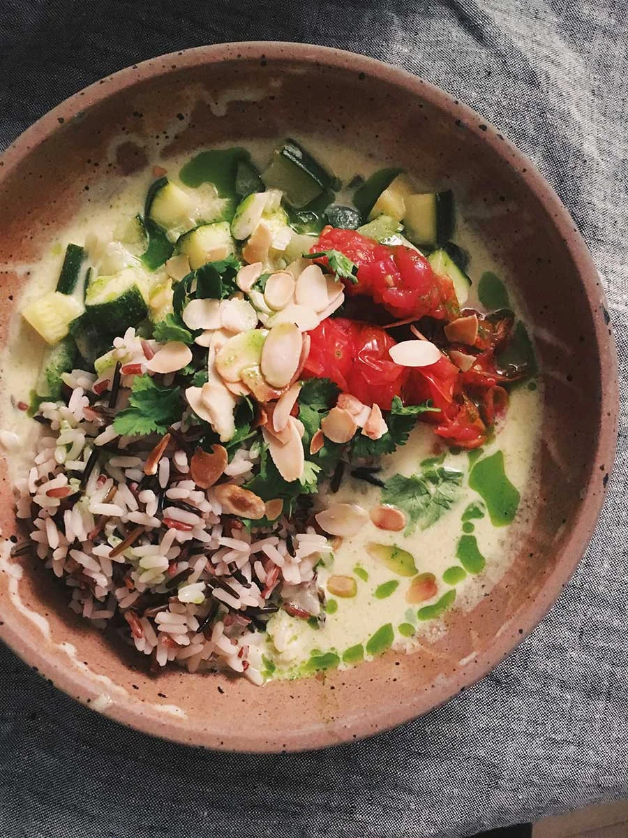 Courgettes au curry vert, amandes grillées & riz sauvage