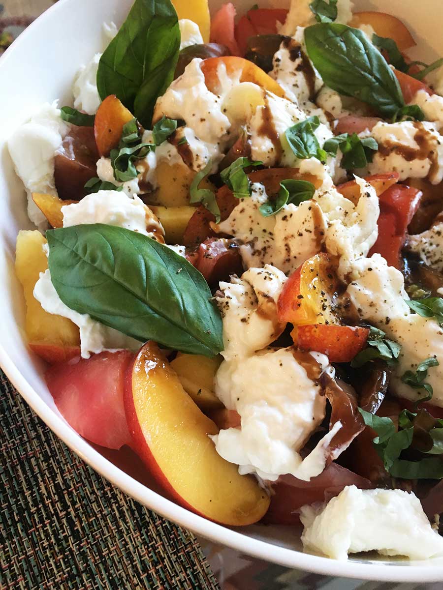 201807_salade_tomate_mozzarella_nectarine_©theflyingflour_1.jpg