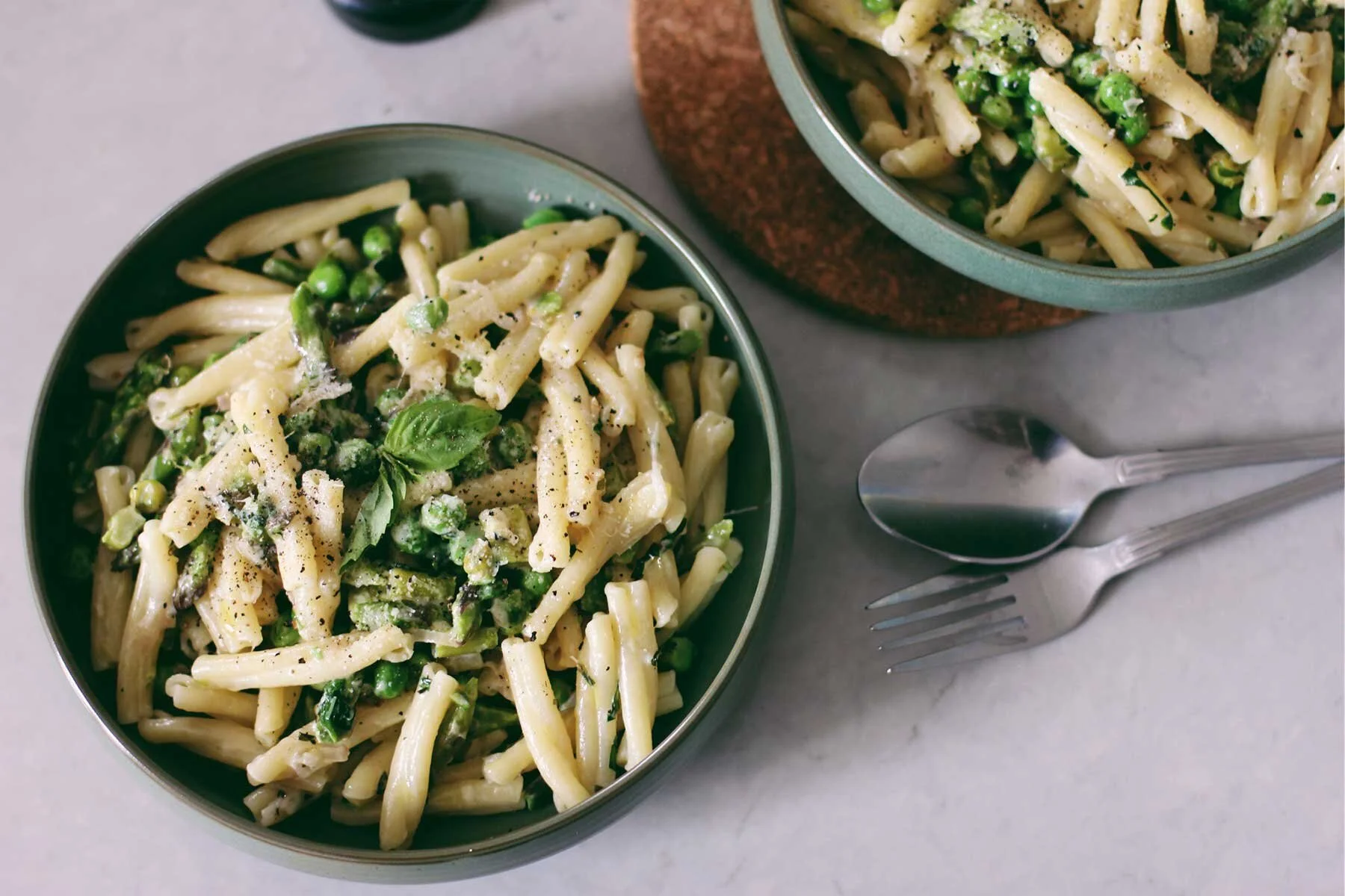 Pâtes petits pois asperges et herbes fraîches © The Flying Flour