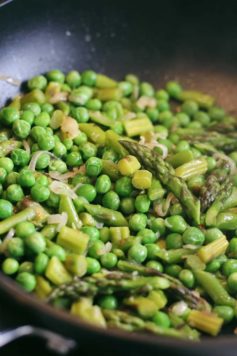 Pâtes petits pois asperges et herbes fraîches © The Flying Flour