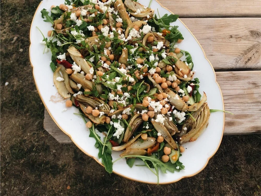 Salade au fenouil rôti à l'orange, roquette, feta, pois chiches, poivrons rôtis & menthe