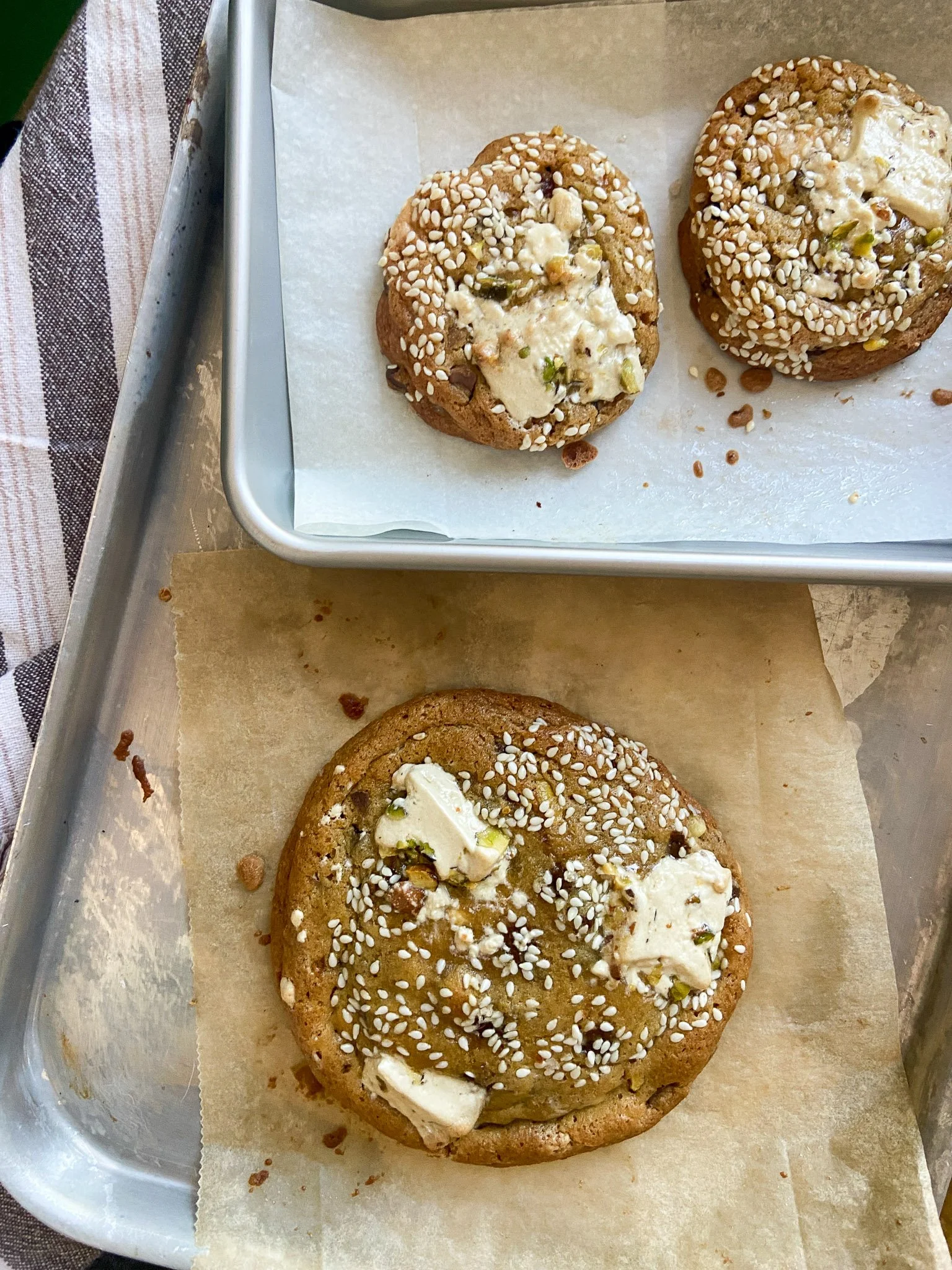 Cookies halva à la pistache, beurre noisette et chocolat — the flying