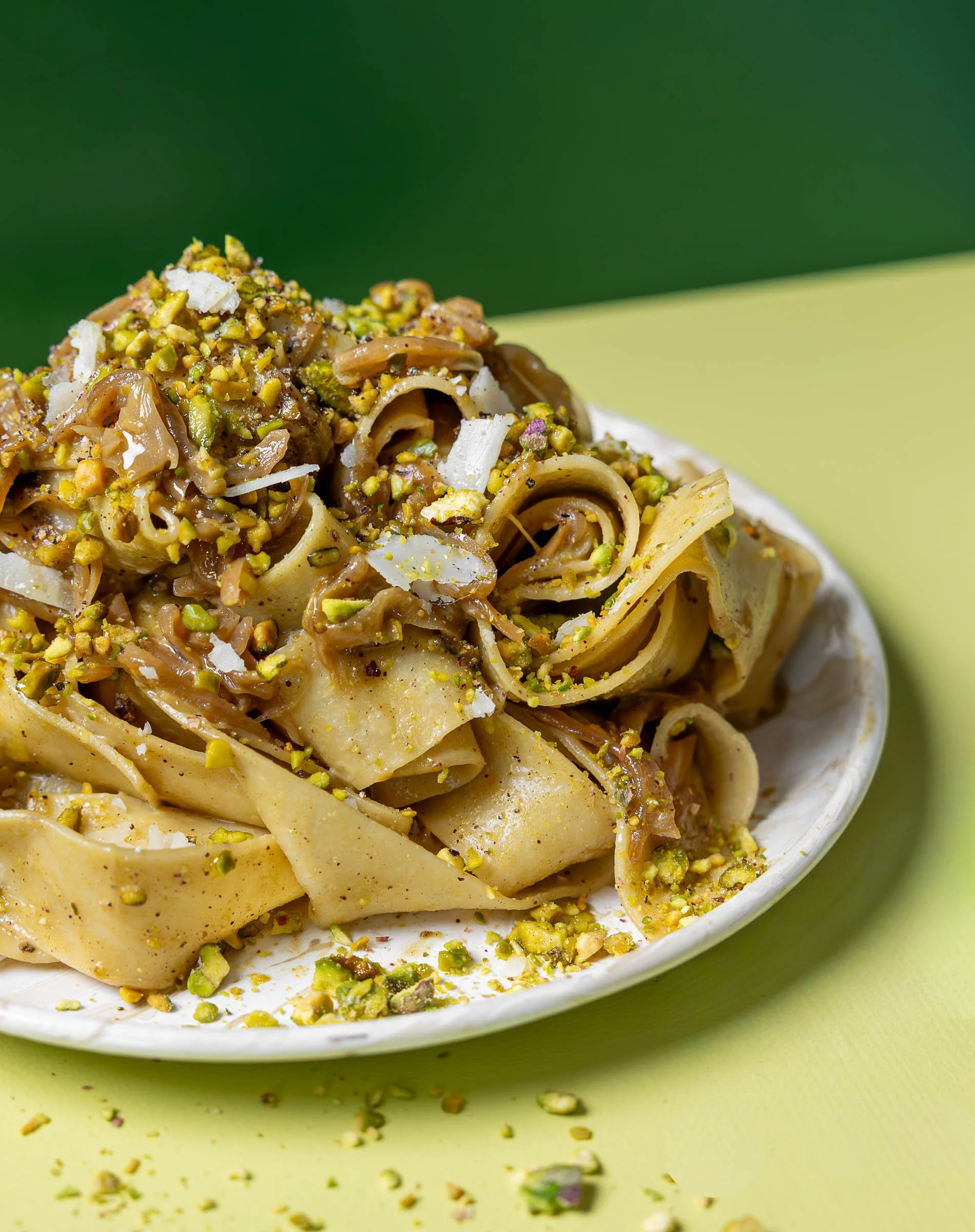 Pappardelles aux oignons caramélisés &amp; pesto de pistaches